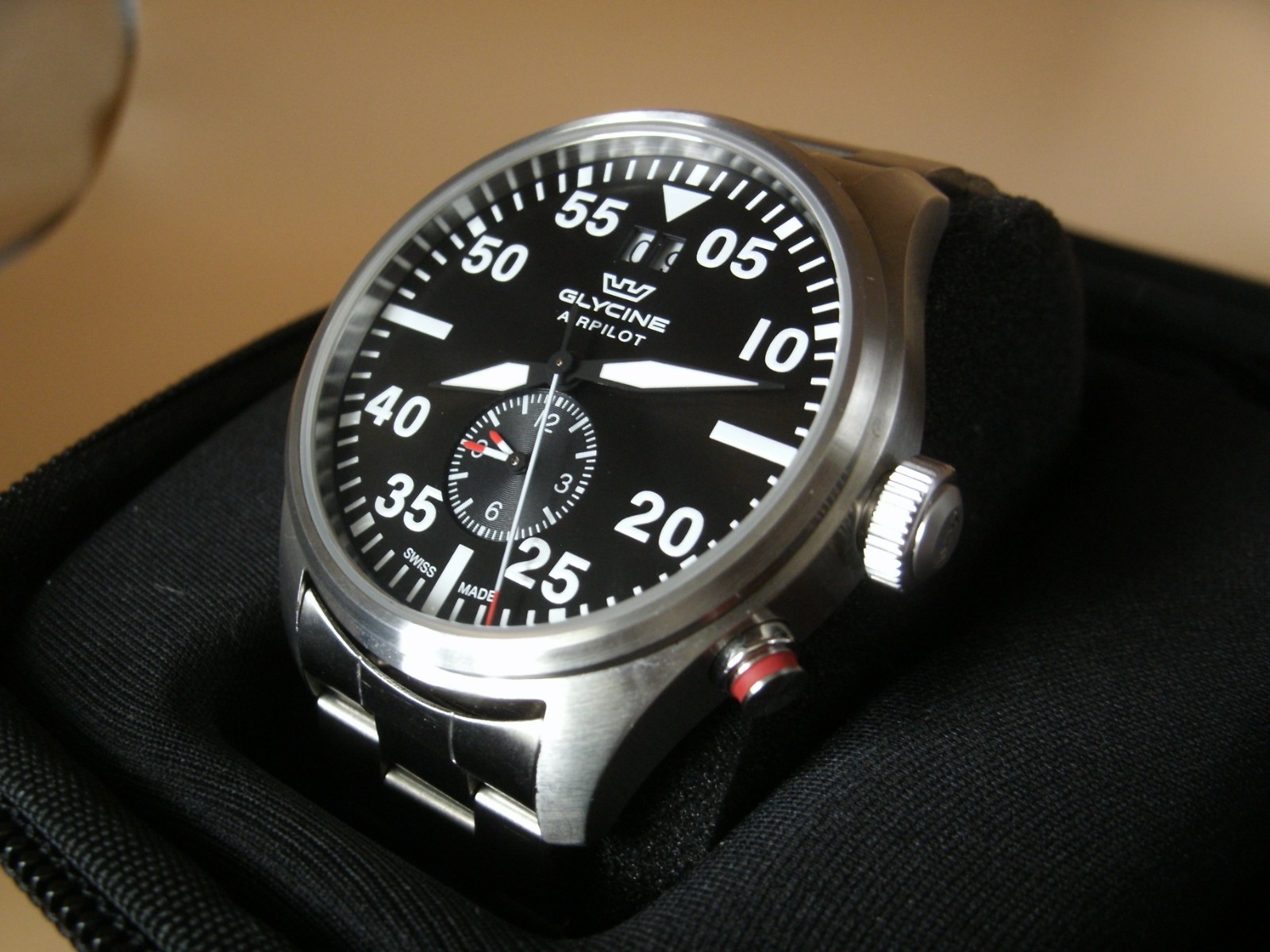Glycine AirPilot Dual time watch, working and keeping time.