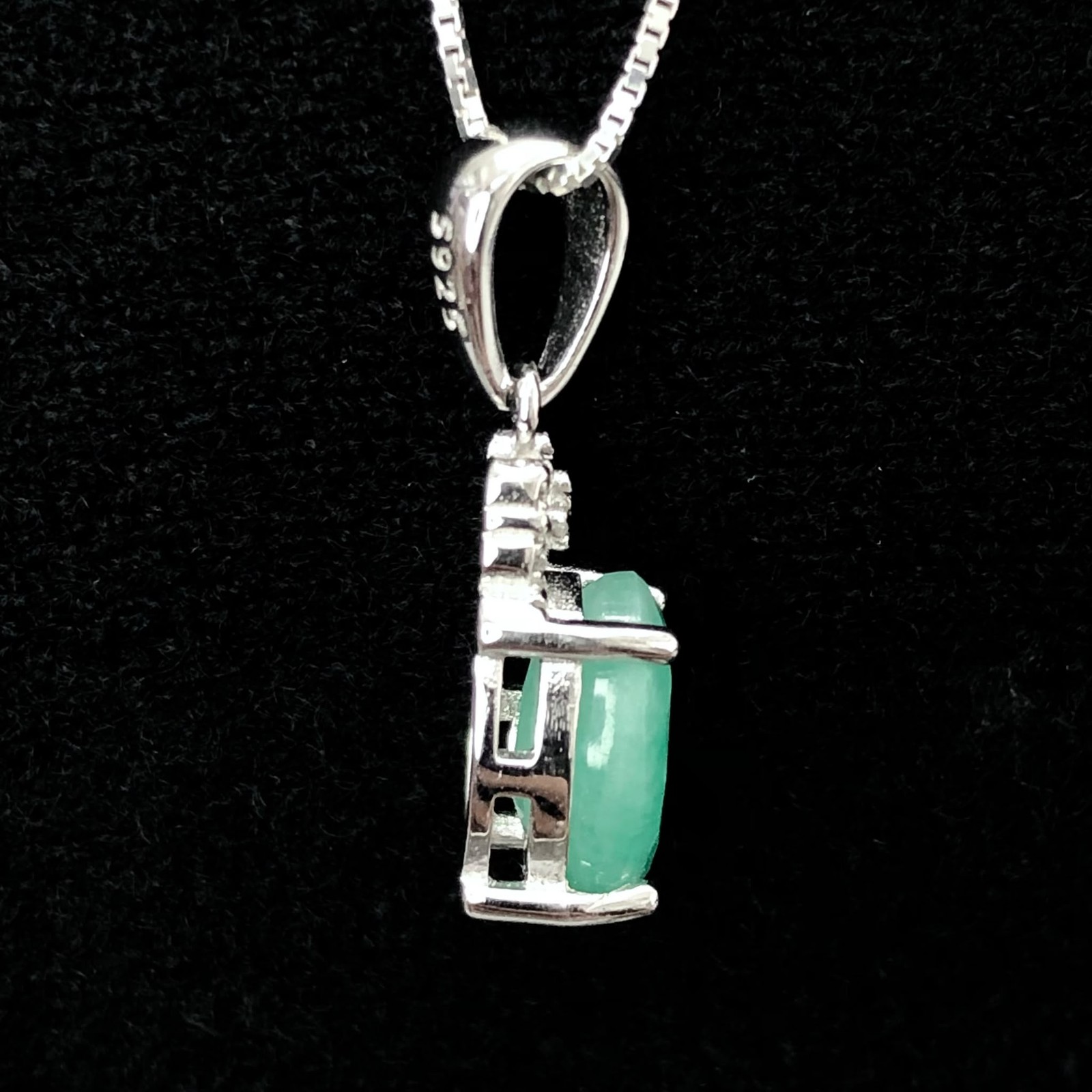 Natural Emerald Gemstone 925 Sterling Silver Pendant Oval Top Rich Green