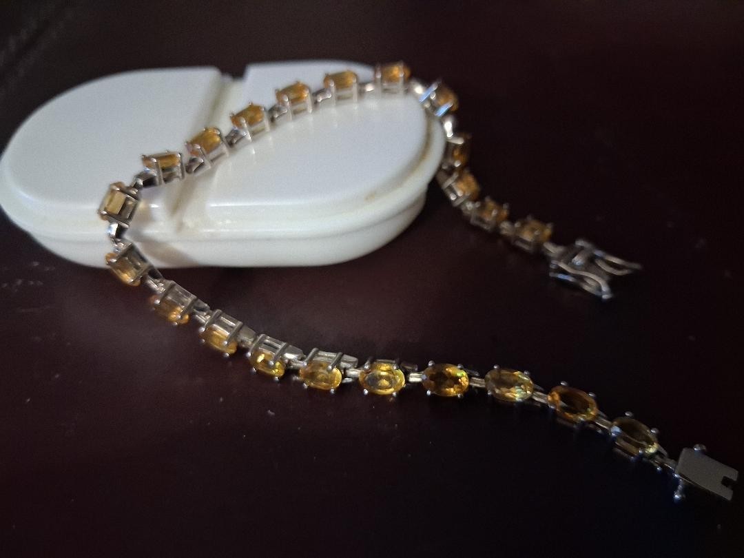 Throwing silver pronget , c I t r I n e link tennis bracelet eight and a half in