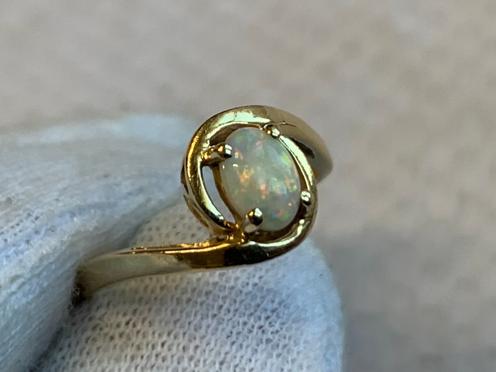 14K Yellow Gold Ring 1.95g Fine Jewelry Size 5 Band Opal Look Stone *READ*
