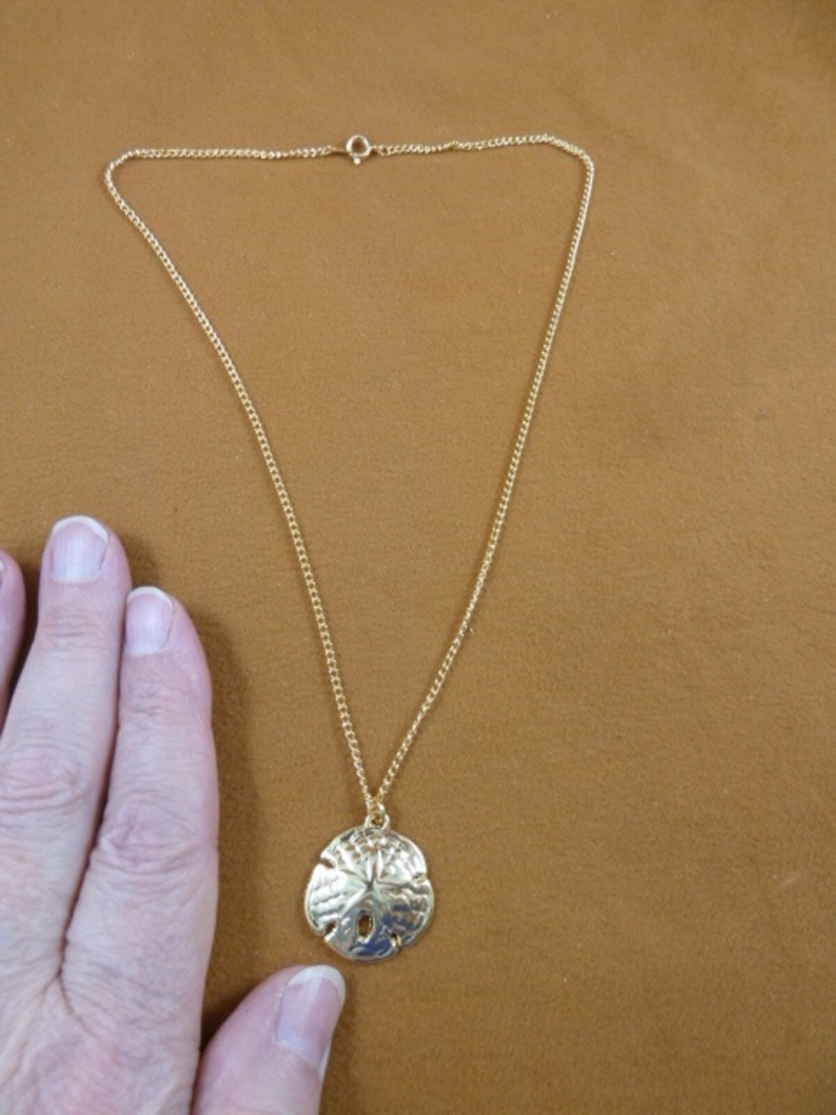 J-SAND-2) 7/8″ Sand dollar gold tone pendant on 18″ necklace sea shell jewelry