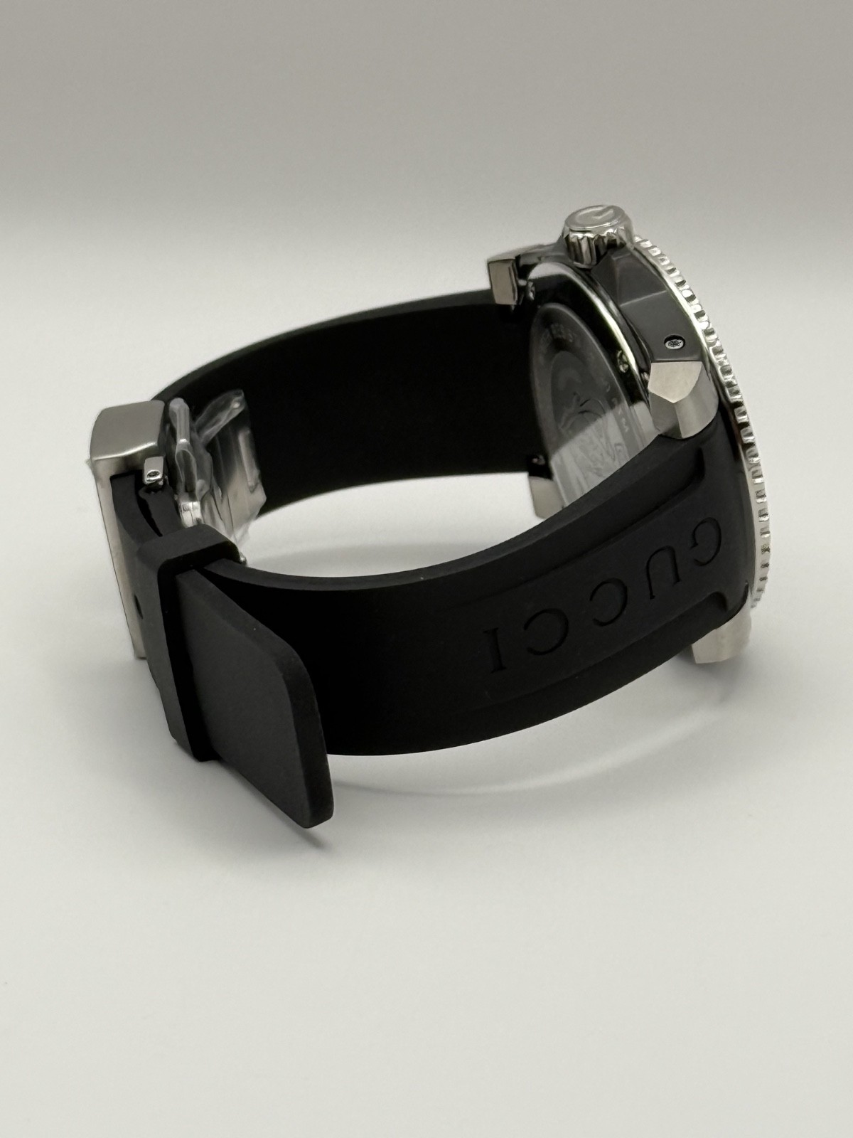 Gucci Dive Quartz Black Dial Black Rubber Strap 40 MM. Watch YA136303