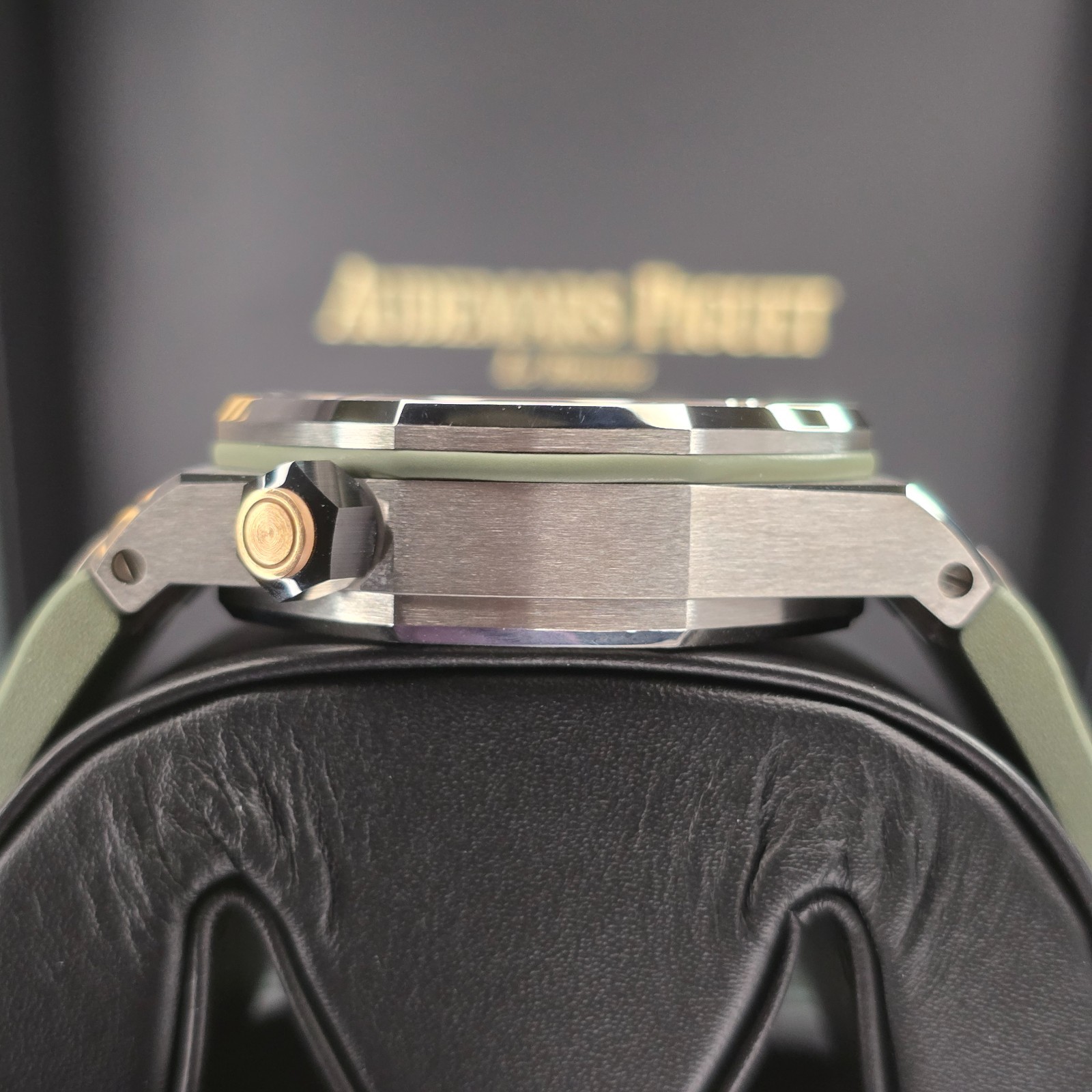 AUDEMARS PIGUET ROYAL OAK OFFSHORE DIVER KHAKI DIVER 15720ST 42MM WARRANTY B&P