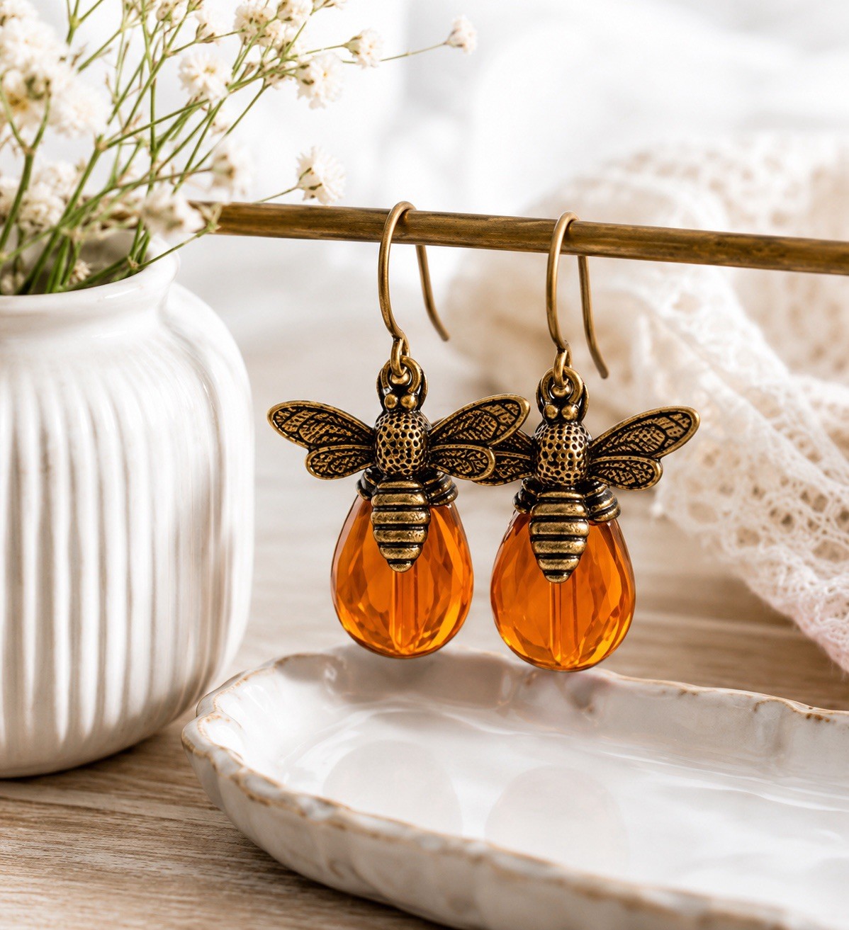 Retro Gold Bee Drop Earrings for Women Amber Honey Dangle Vintage Style Jewelry