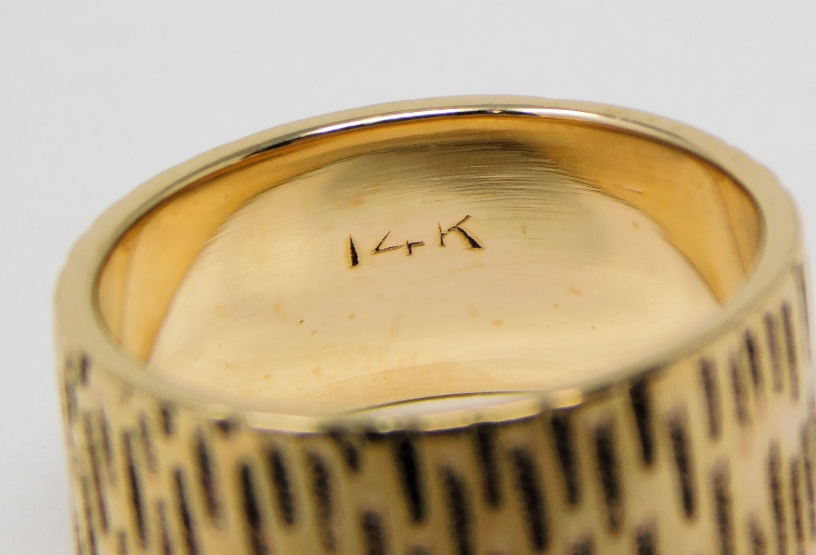 13 kt Yellow Gold ∼8.7 mm Textured WIDE Wedding BAND Ring 6 B6133