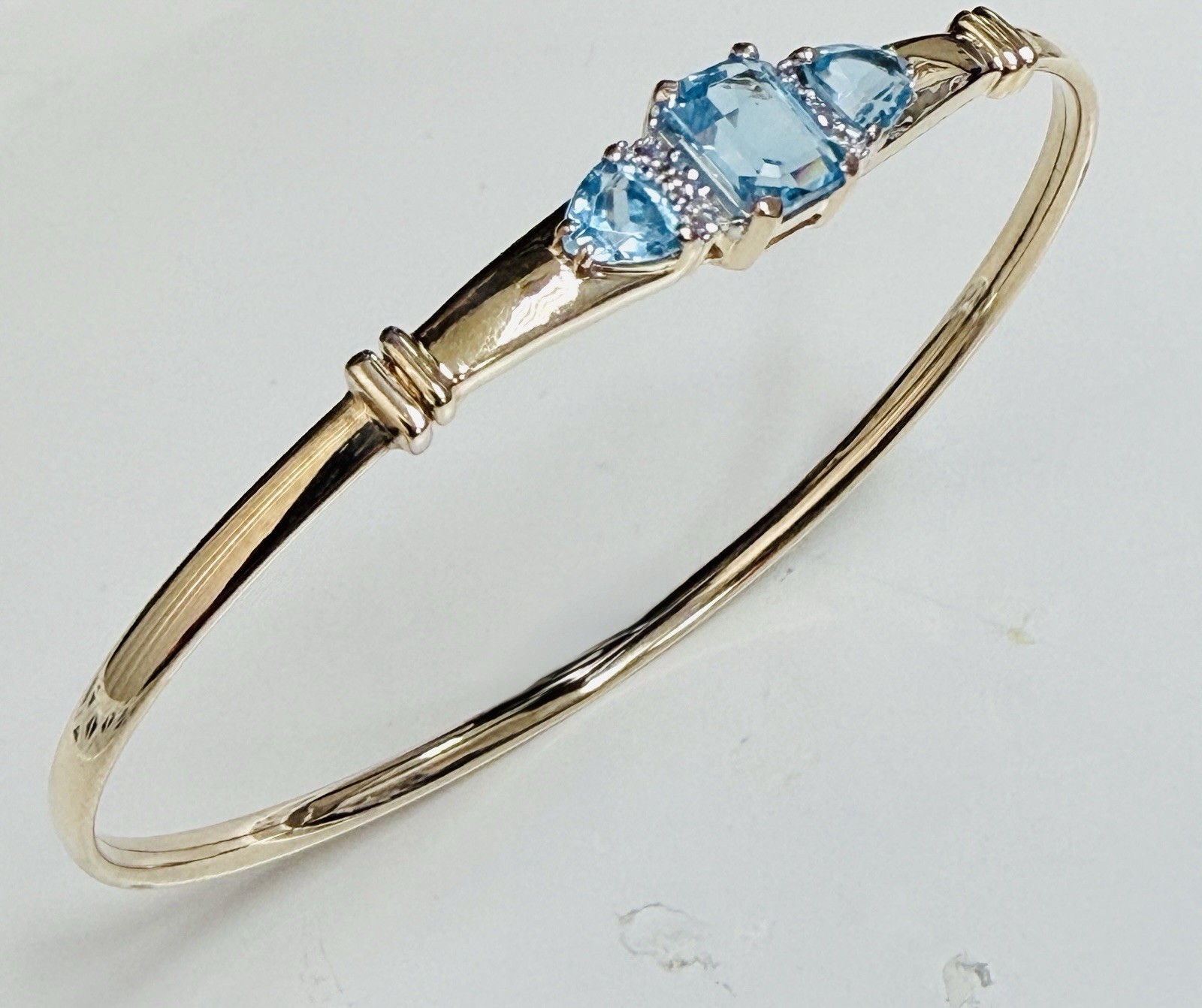 10K Solid Yellow Gold Bracelet With Blue Gem & Diamonds ~ 7 inches ~ 6 Grams.
