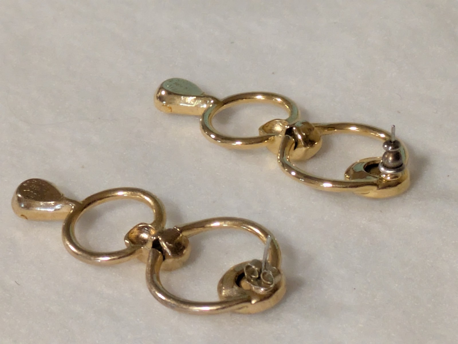 VINTAGE BIJOUX DESIGNS NEW YORK GOLD TONE TEARDROP PIERCED DROP EARRING STUNNING