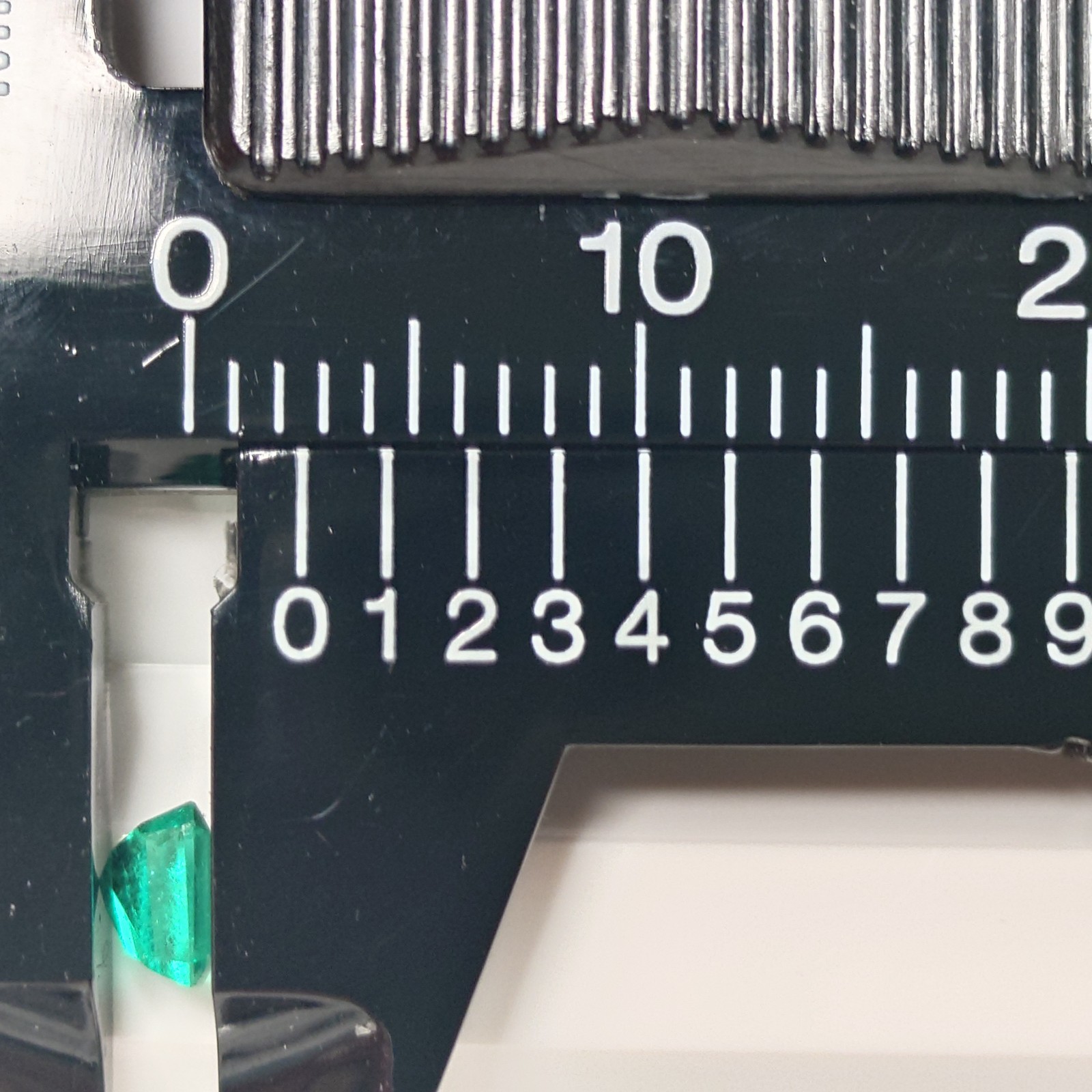 Natural Emerald 0.28 ct, approx. 4.2mm x 3.4mm x 2.5mm, Jewelry Removal e0019