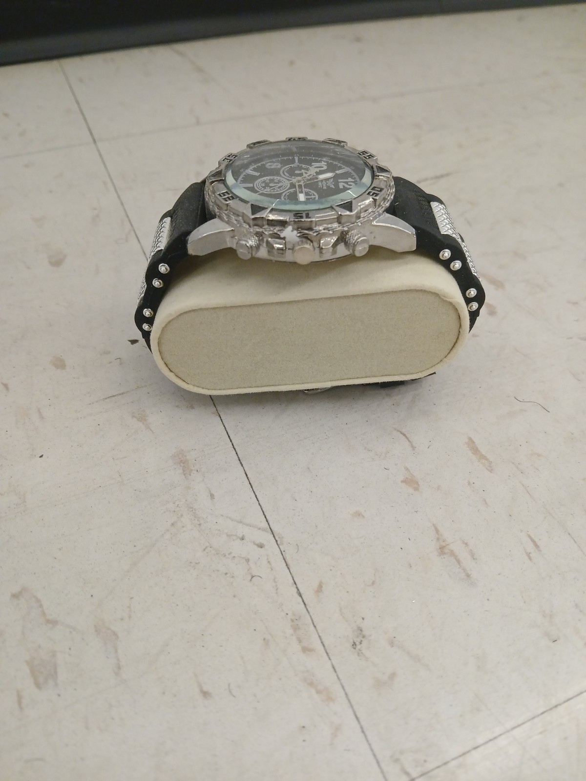 Howe Quartz Men’s Analog Quartz Watch Black Dial Silver Case Rubber Strap
