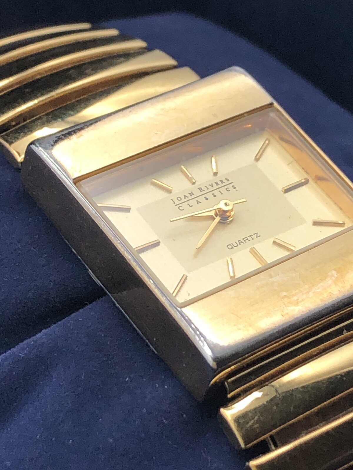 JOAN RIVERS V377 Classic Collection Gold Tone QUARTZ WATCH w/Stretch Band