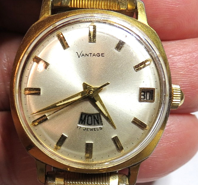 MEN’S VANTAGE BY HAMILTON 17’J STANDARD TIME 1i5 DAY/DATE GOLD TONE WRISWATCH