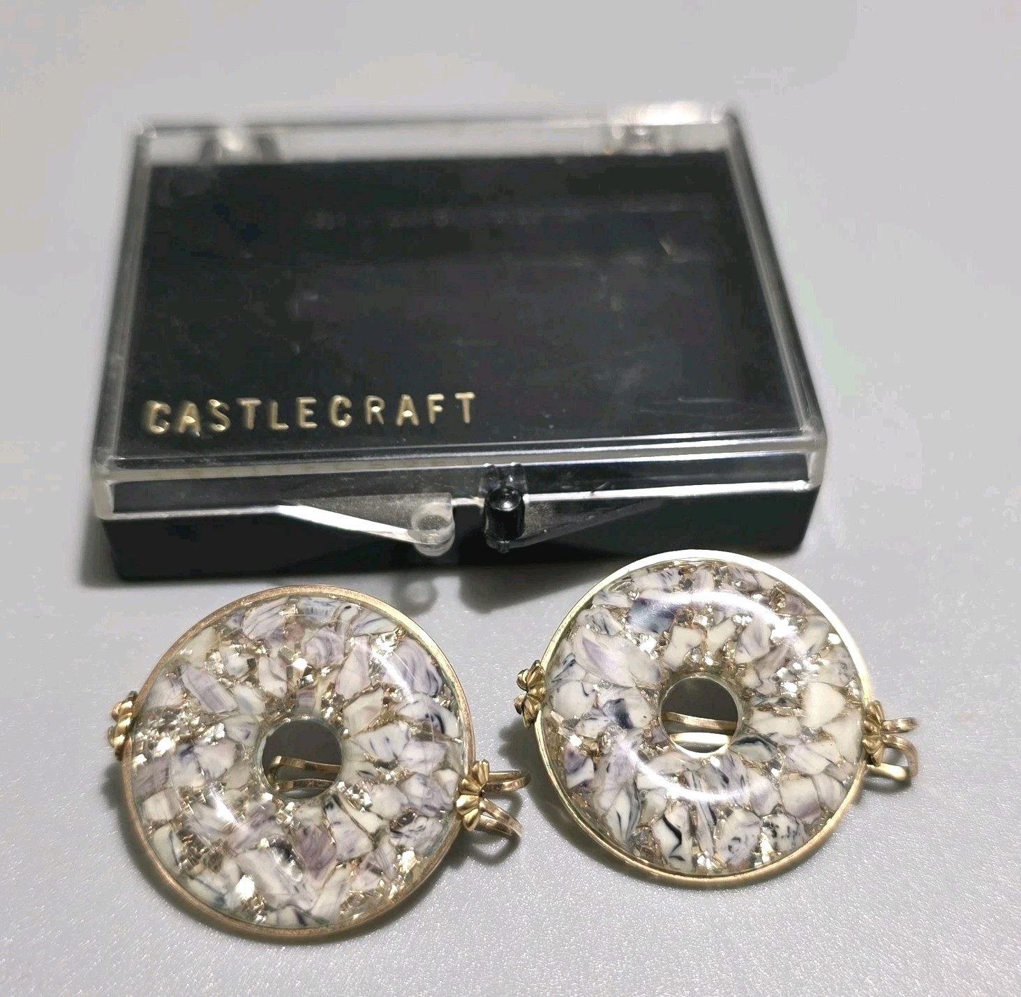 Vtg Hillcraft Castlecraft Comfort Clip Earrings Doughnut Shape Confetti Lucite