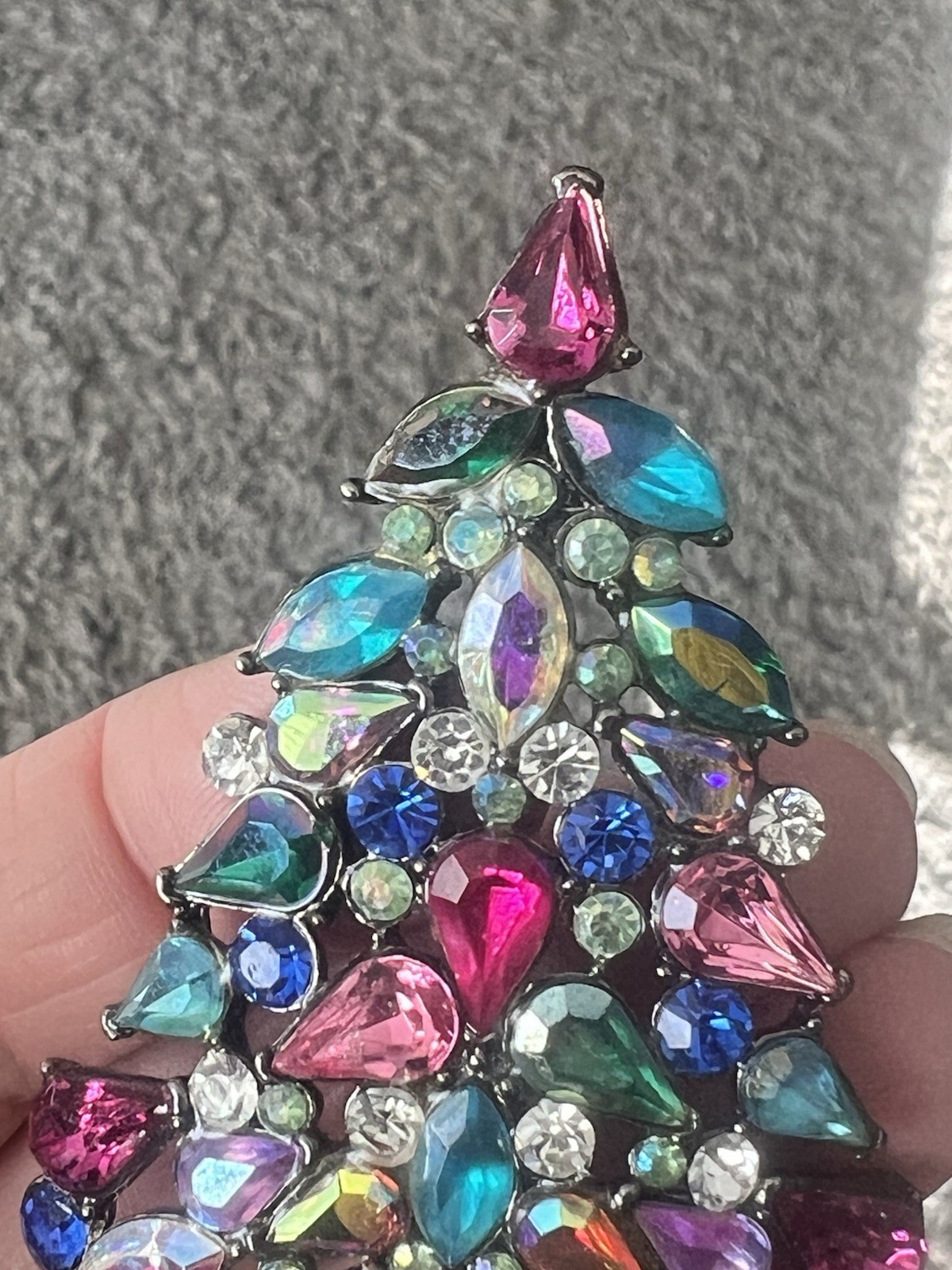 Vintage 2006 Avon Rhinestone Christmas Tree Collectible Brooch Pin