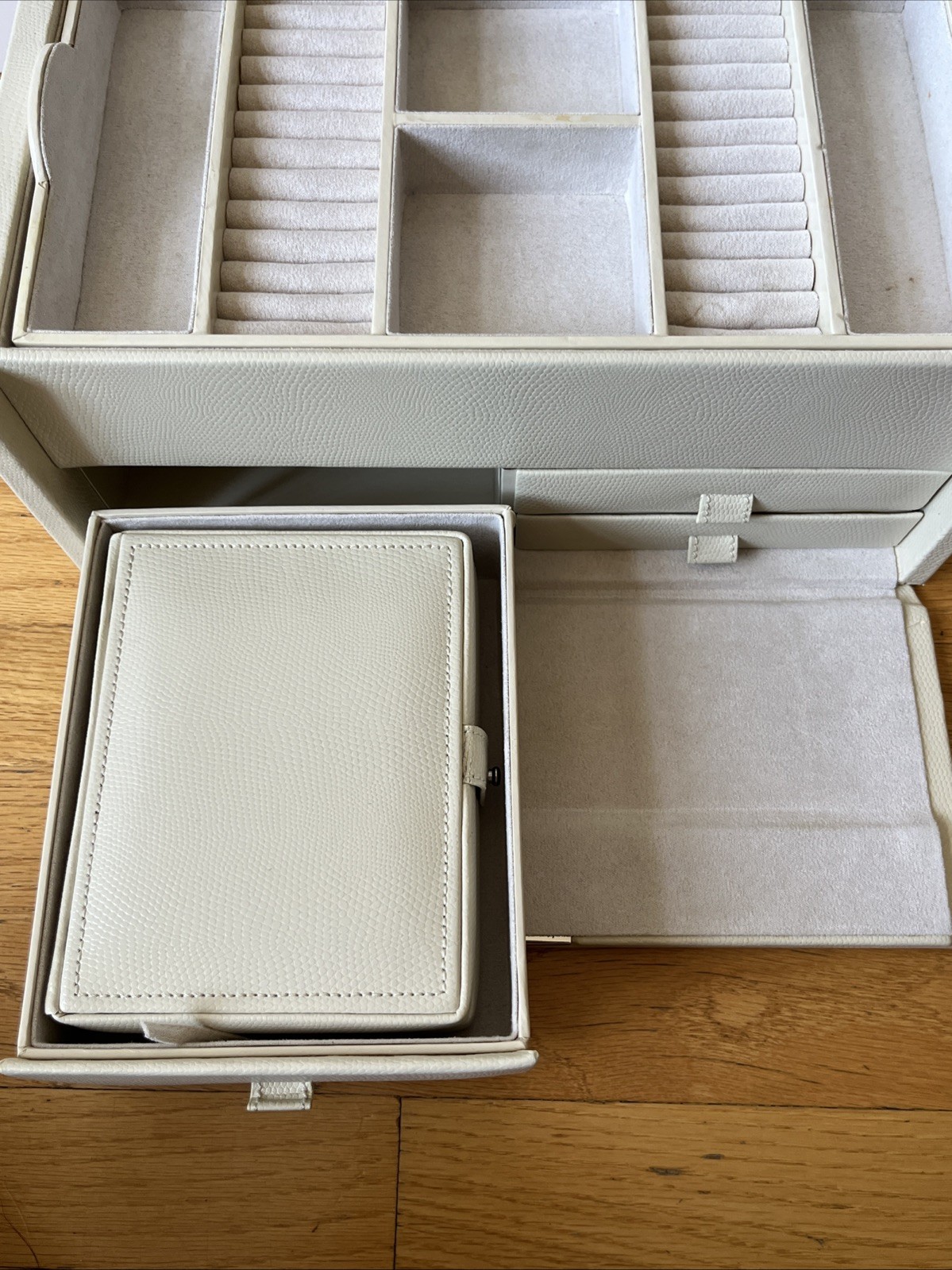 Wolf Pottery Barn Large Ivory Jewelry Box With Key Leatherette