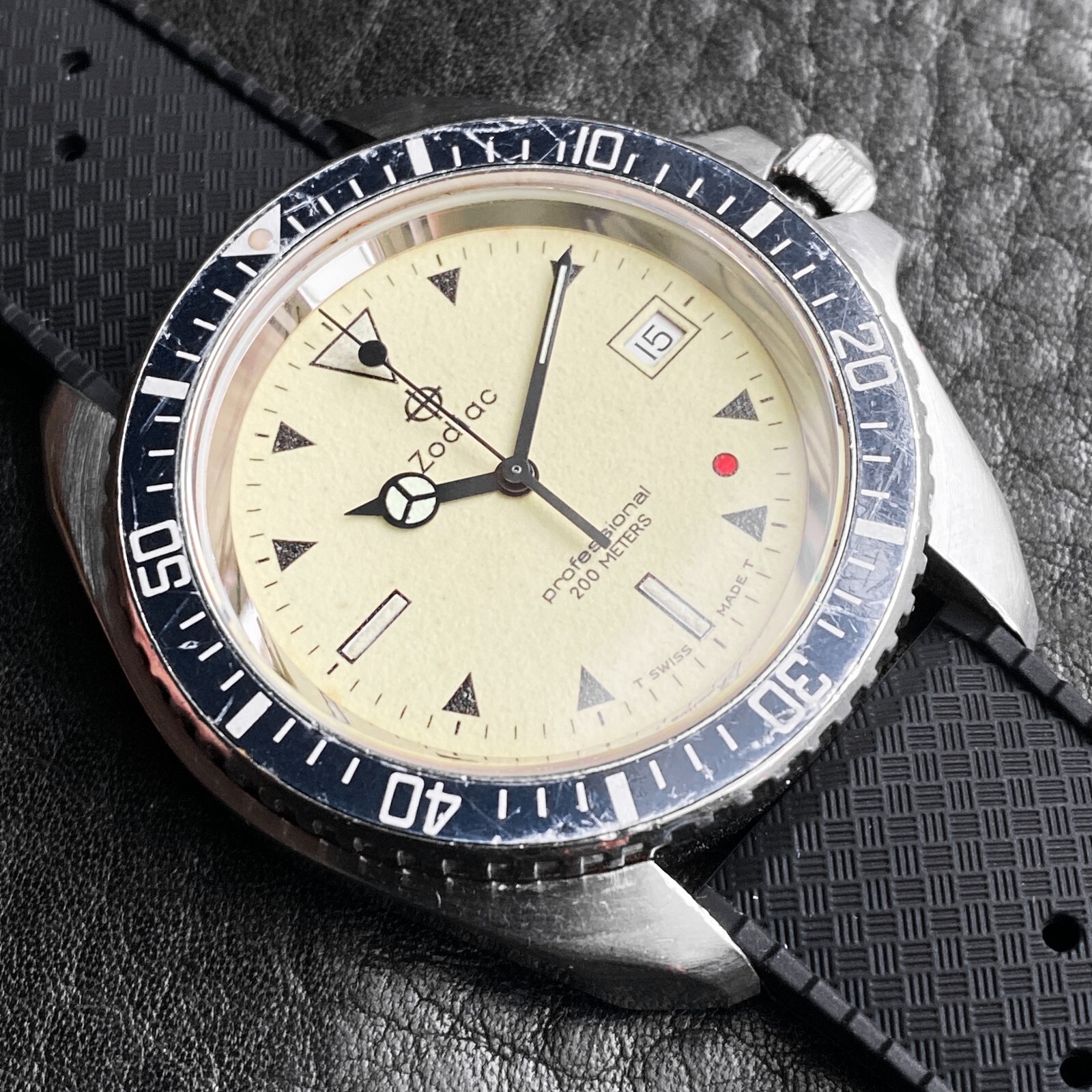 EXCELLENT ZODIAC VINTAGE RED POINT RED DOT 106.21.07 QUARTZ DIVER SWISS