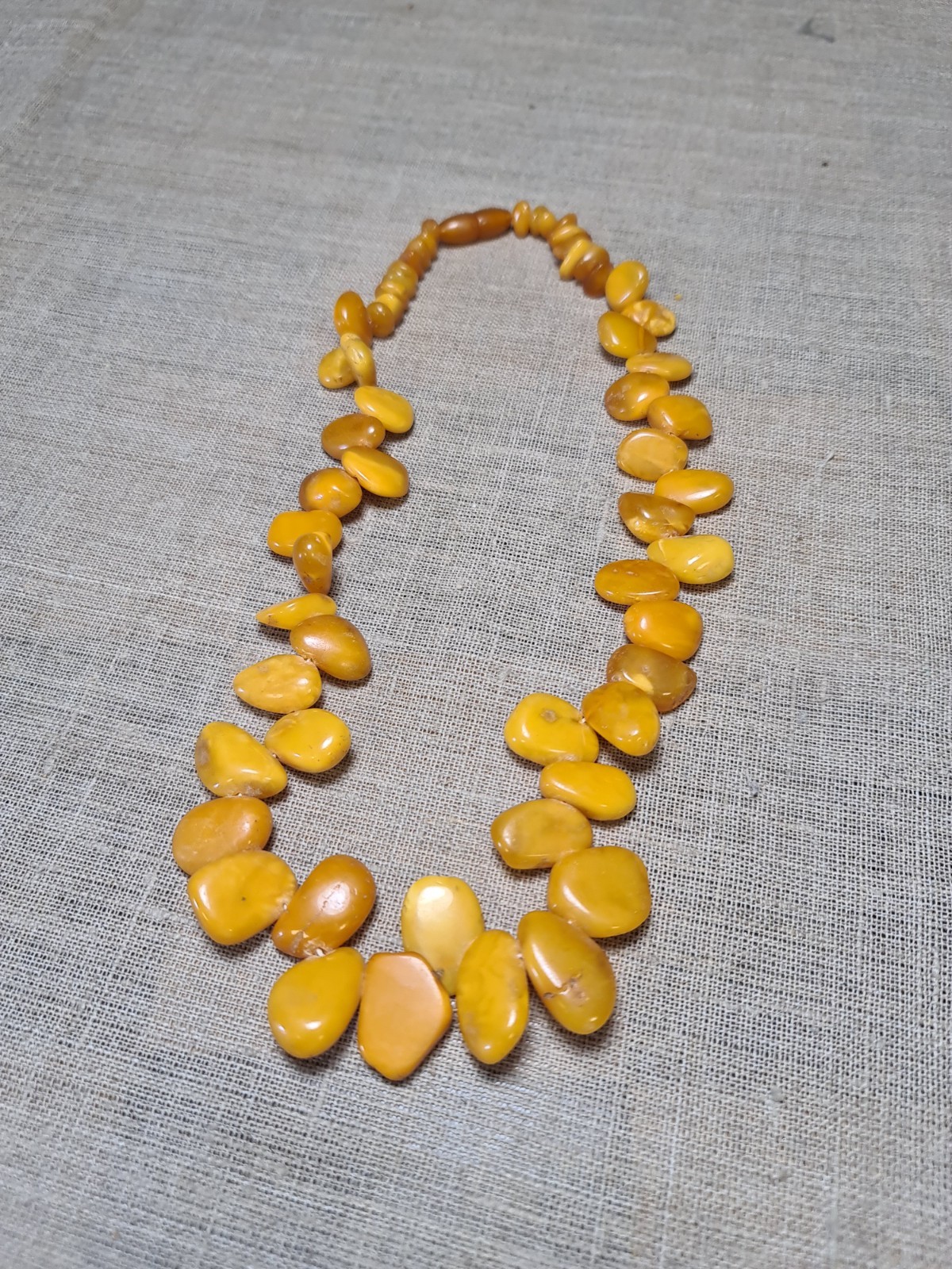 Amber old antique, egg yolk. Necklace, beads 60 grams . Women’s vintage jewelry.