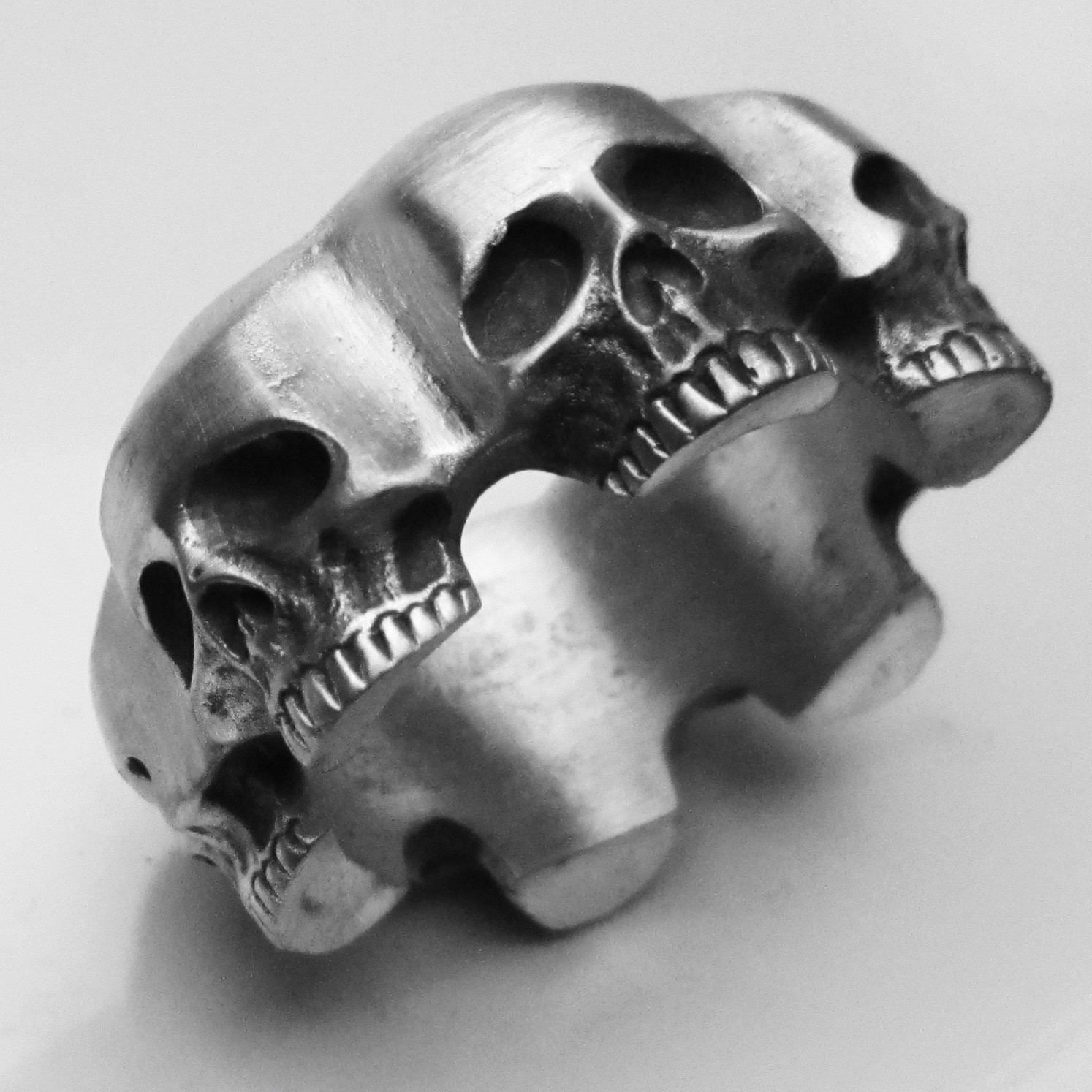 MJG STERLING SILVER 6 SKULL RING. BIKER. GUITAR PLAYER.33 GR. SZ 11.