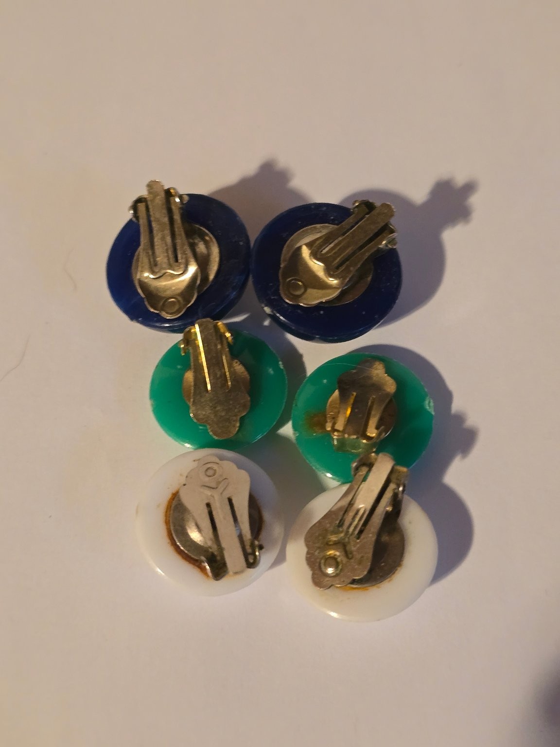 Vintage Button Clip-On Earrings Plastic Resin Base Metal 0.75″ Round Fashion