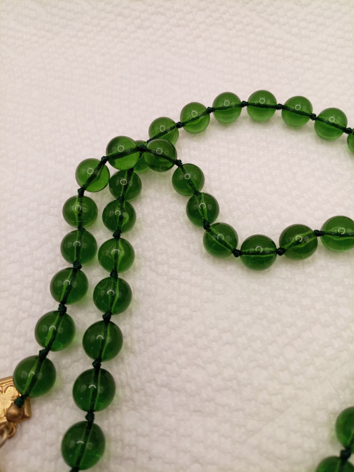 LIZ CLAIRBORNE Green Acrylic Bead Necklace 10mm Beads 32 Inches Long