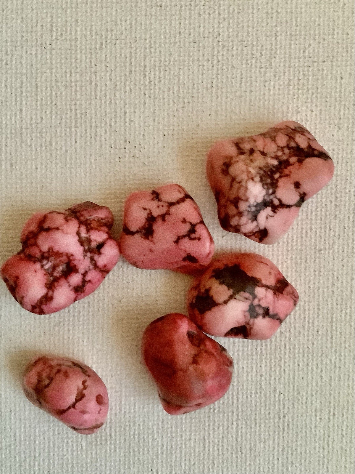 Dyed magnesite, 20 pieces red, 6 pieces pink, approx 20mm, loose stones