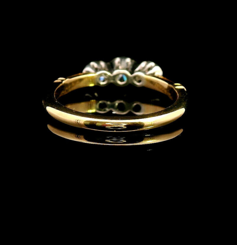 18 ct Yellow and White Gold Diamond Ring, two 0.07ct and a 0.20ct Diamonds