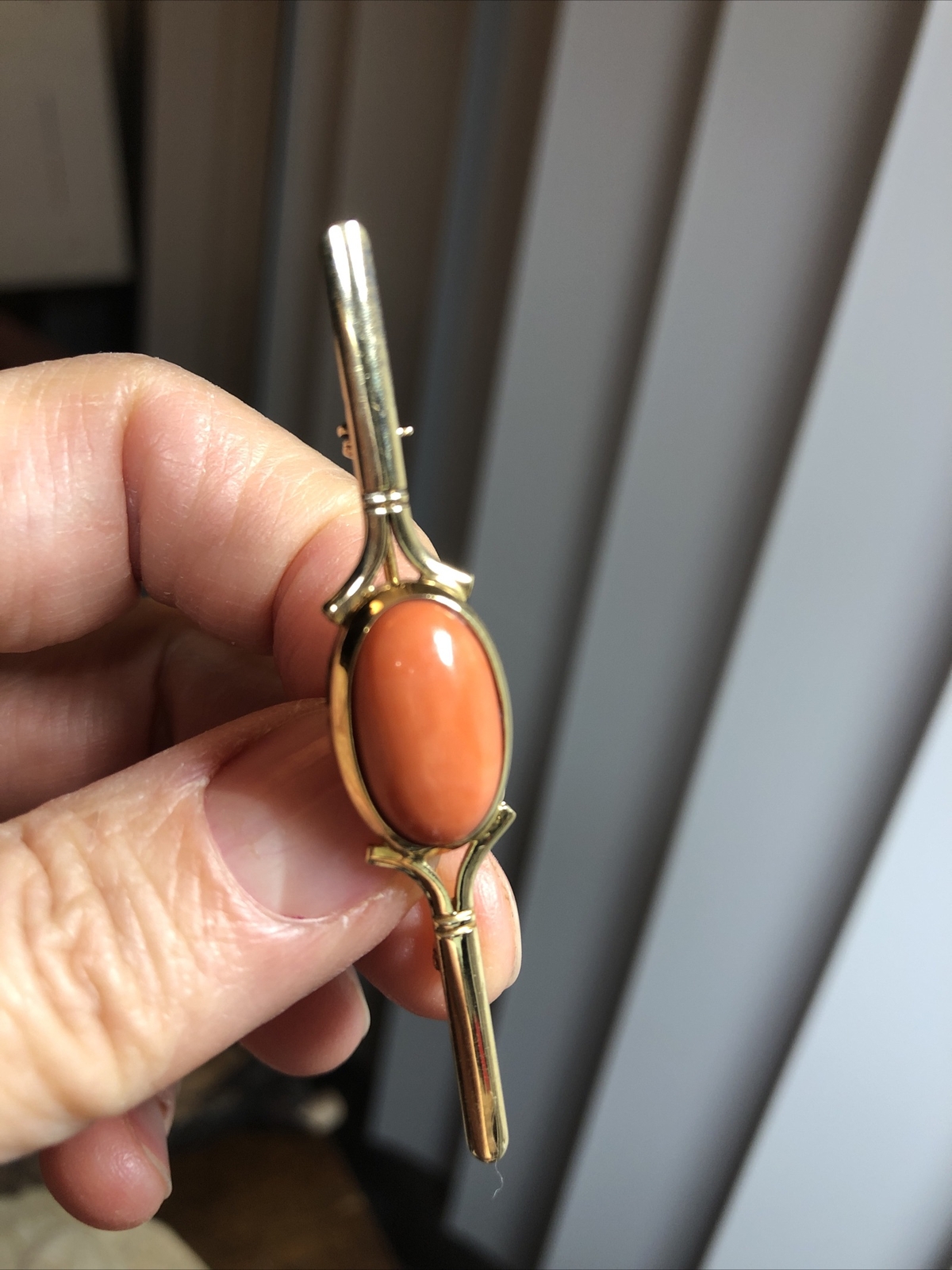 Vintage 750 18K Yellow Gold Salmon Coral Bar Pin Brooch 6g, 2 7/16″