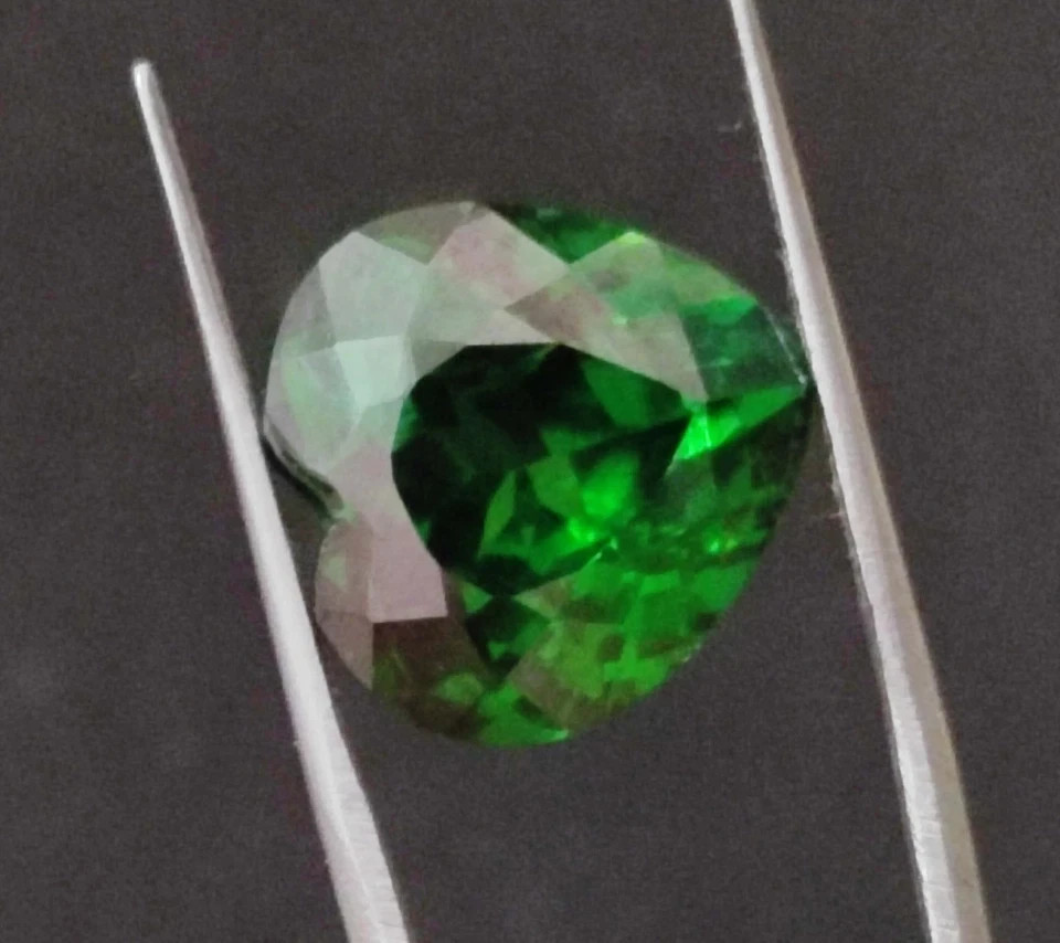 25.20Ct Certified Exquisite Ceylon Green Sapphire Heart Shape Loose Gemstone