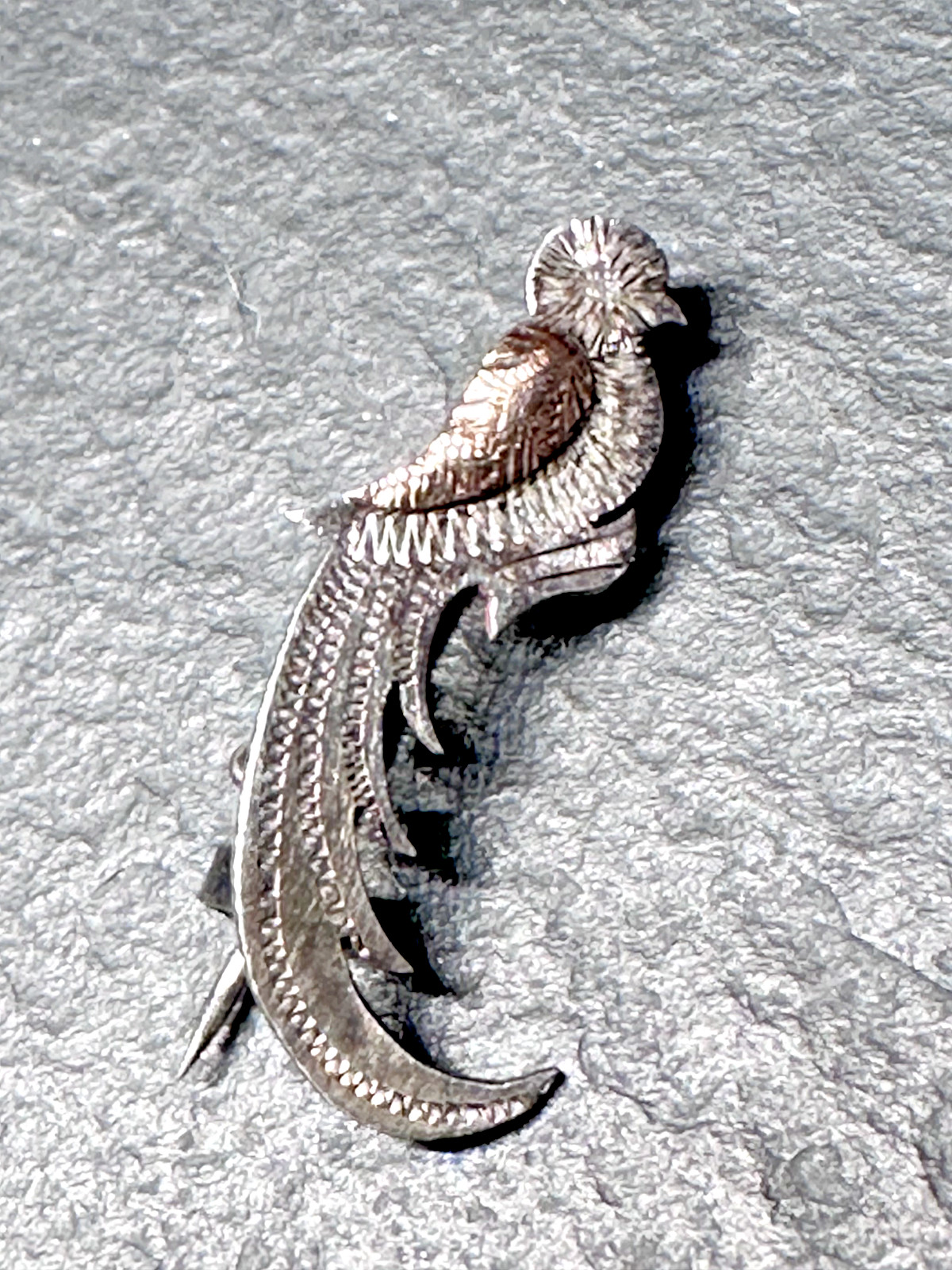 PETITE ANTIQUE SOUTH AMERICAN 1″ ETCHED TWO TONE METAL QUETZAL BIRD PIN BROOCH