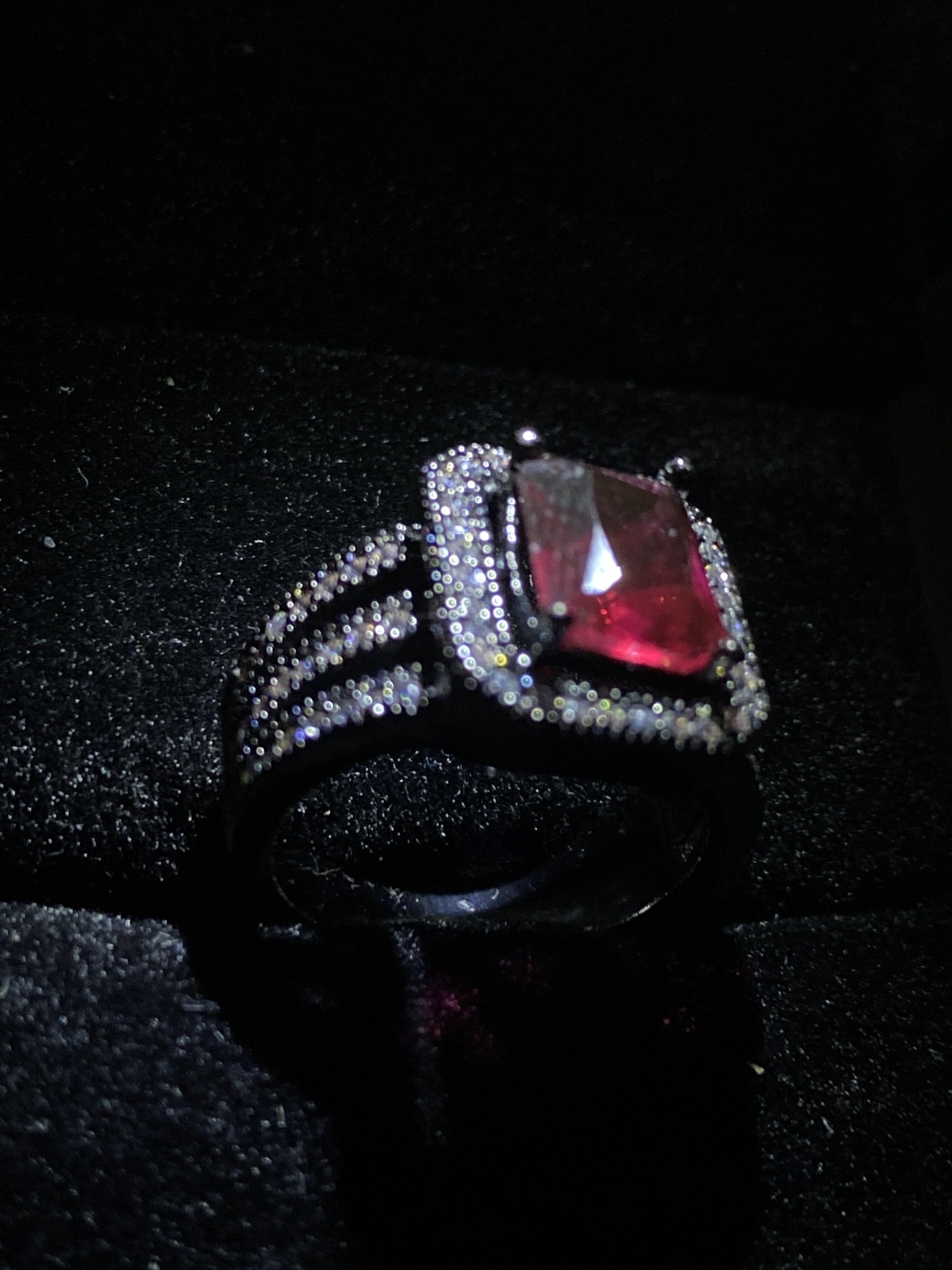 BLACK GOLD FILLED RING. RUBY RED STONE & Crystal DIAMANTE.WIDE BAND. SIZE L 1/2
