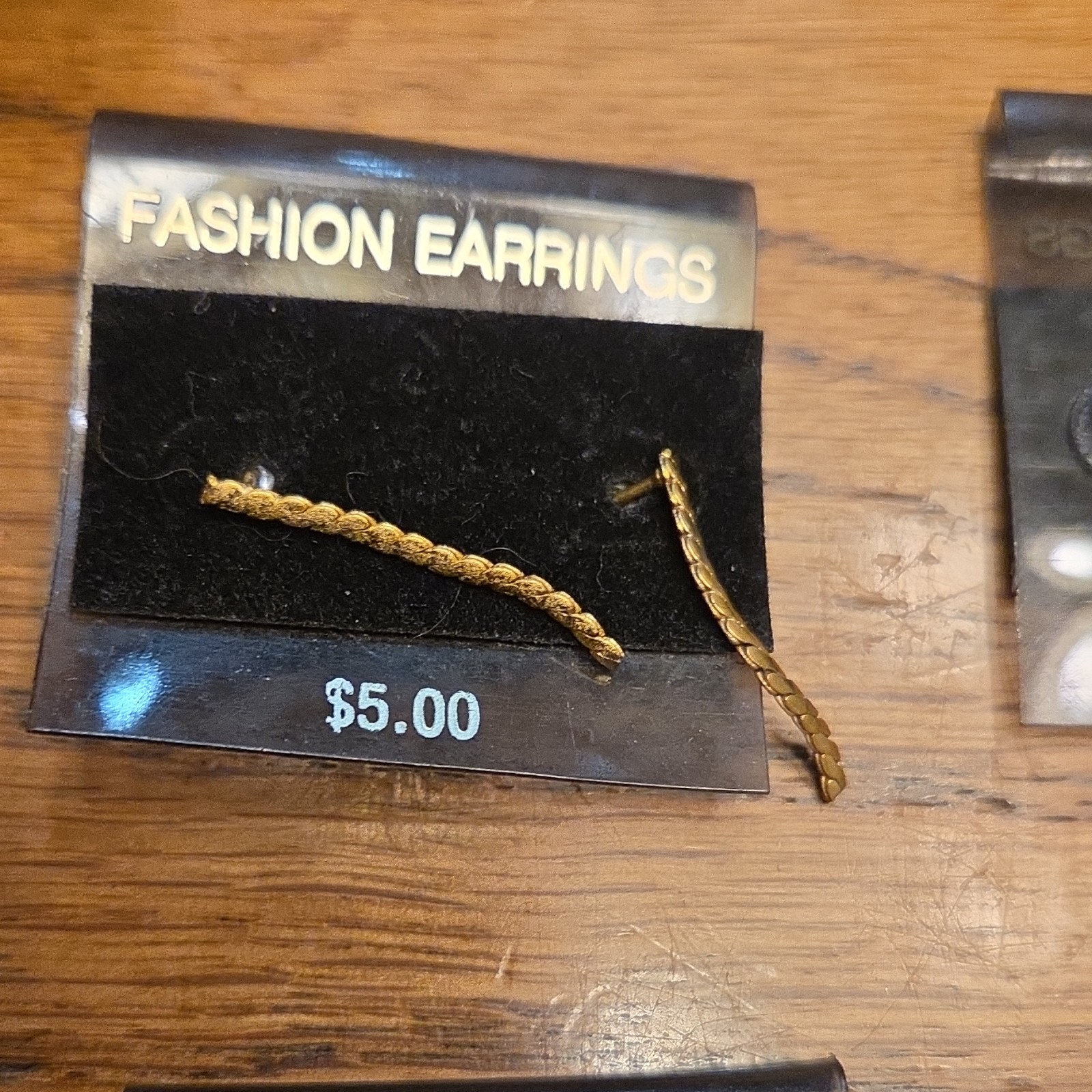 Gold Tone Twisted Bar Dangle Stud Earrings Butterfly Closure No Stone Metal (5)