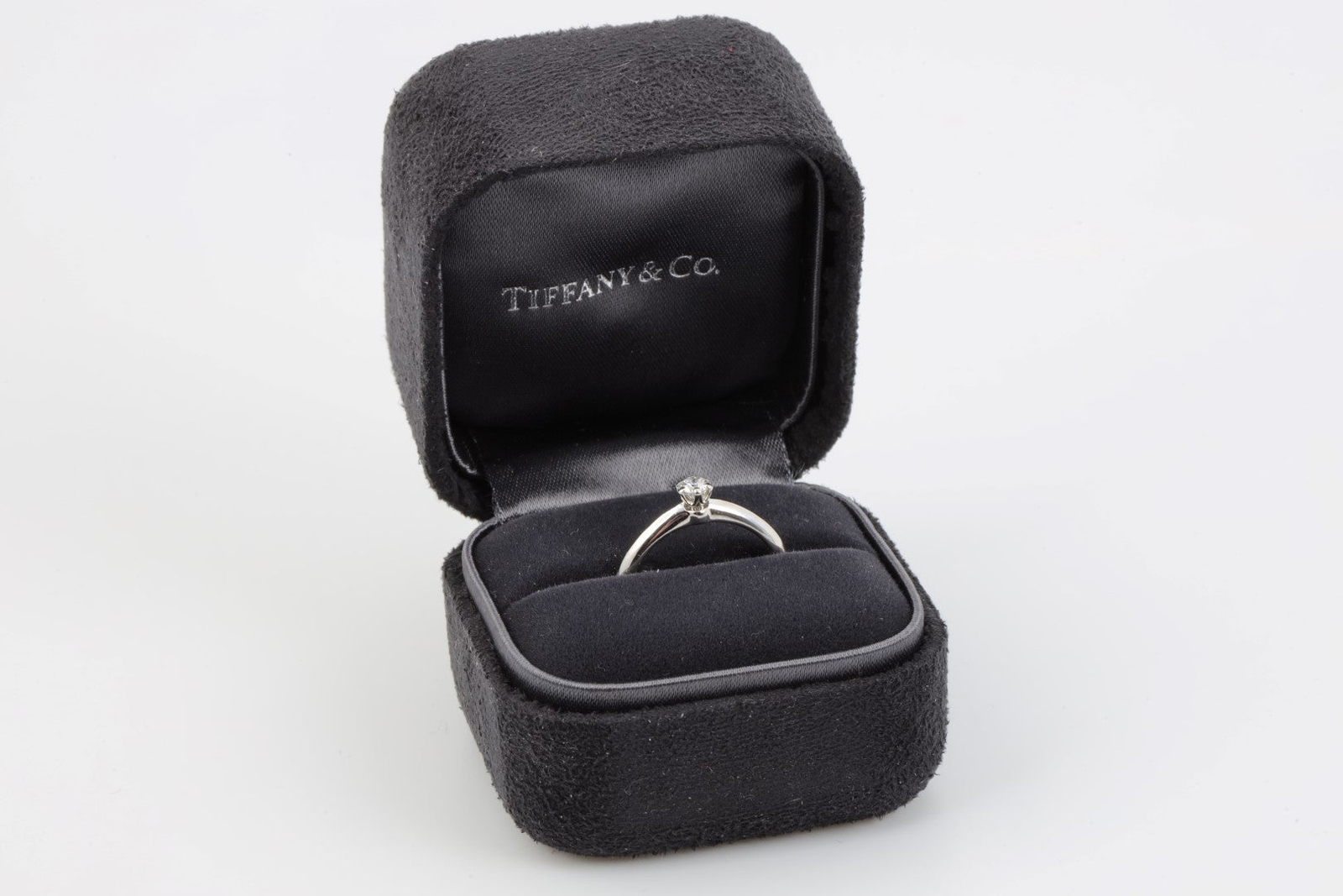 Tiffany & Co. 950 Platinum Engagement Ring with 0.27tcw Diamond Size 6 (4.16g.)