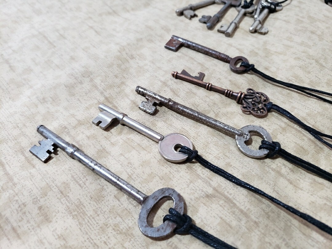 10 Pcs Repurposed British & Vintage-Style Jewelry Box Key Necklace LOT (RANDOM)