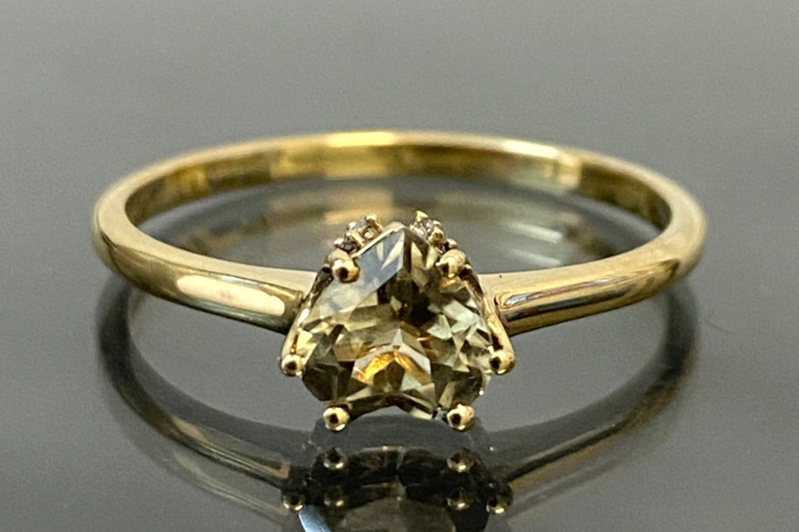 10ct Yellow Gold W/ Heart Diaspore & Diamond Ring Size R 1/2 (US 9)