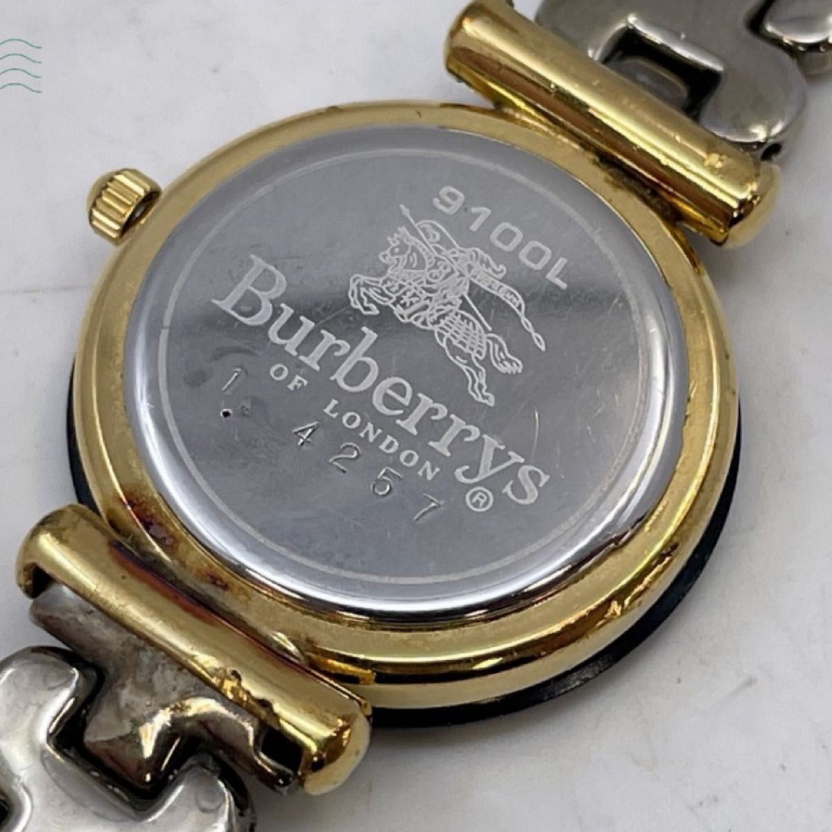 Burberry Bezel 9100L Quartz Analog Round Watch Currently Working