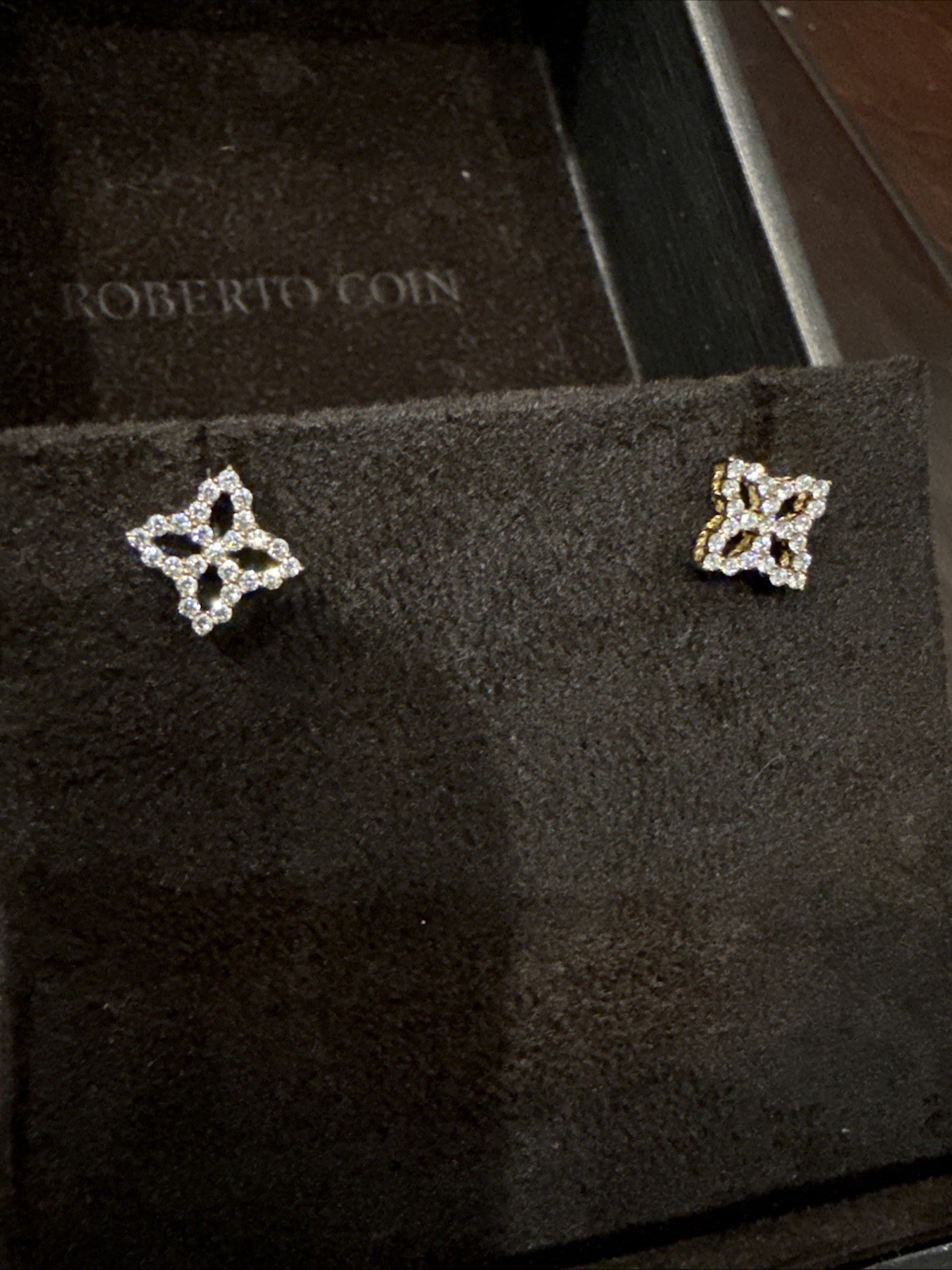 ROBERTO COIN DIAMOND PRINCESS OUTLINE FLOWER DIAMOND STUD EARRINGS IN 18K Yellow