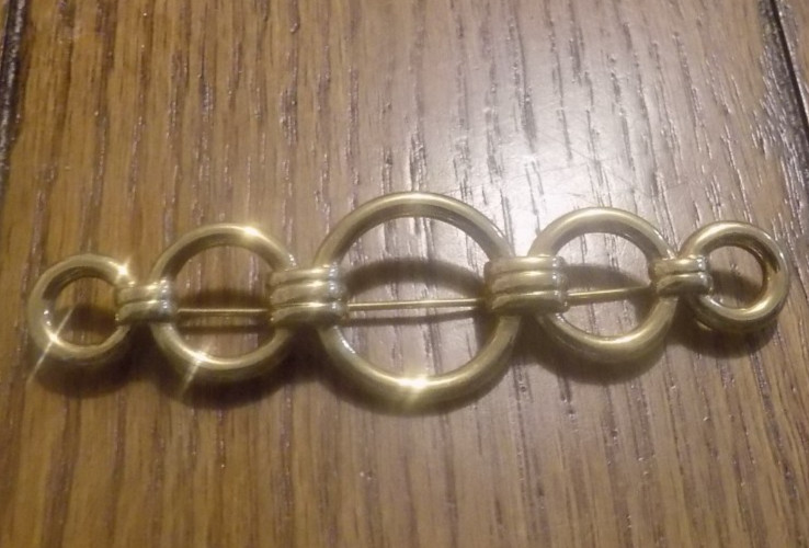 Vintage Gold Tone 5 Rings Elegant Brooch by Monet (545)