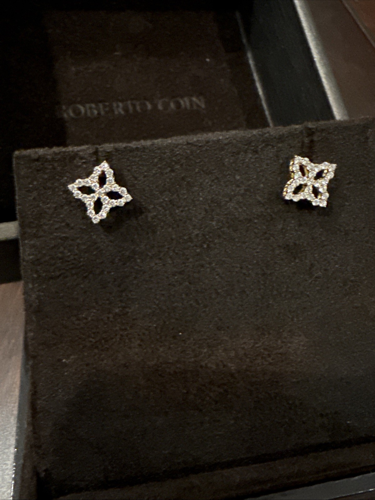 ROBERTO COIN DIAMOND PRINCESS OUTLINE FLOWER DIAMOND STUD EARRINGS IN 18K Yellow