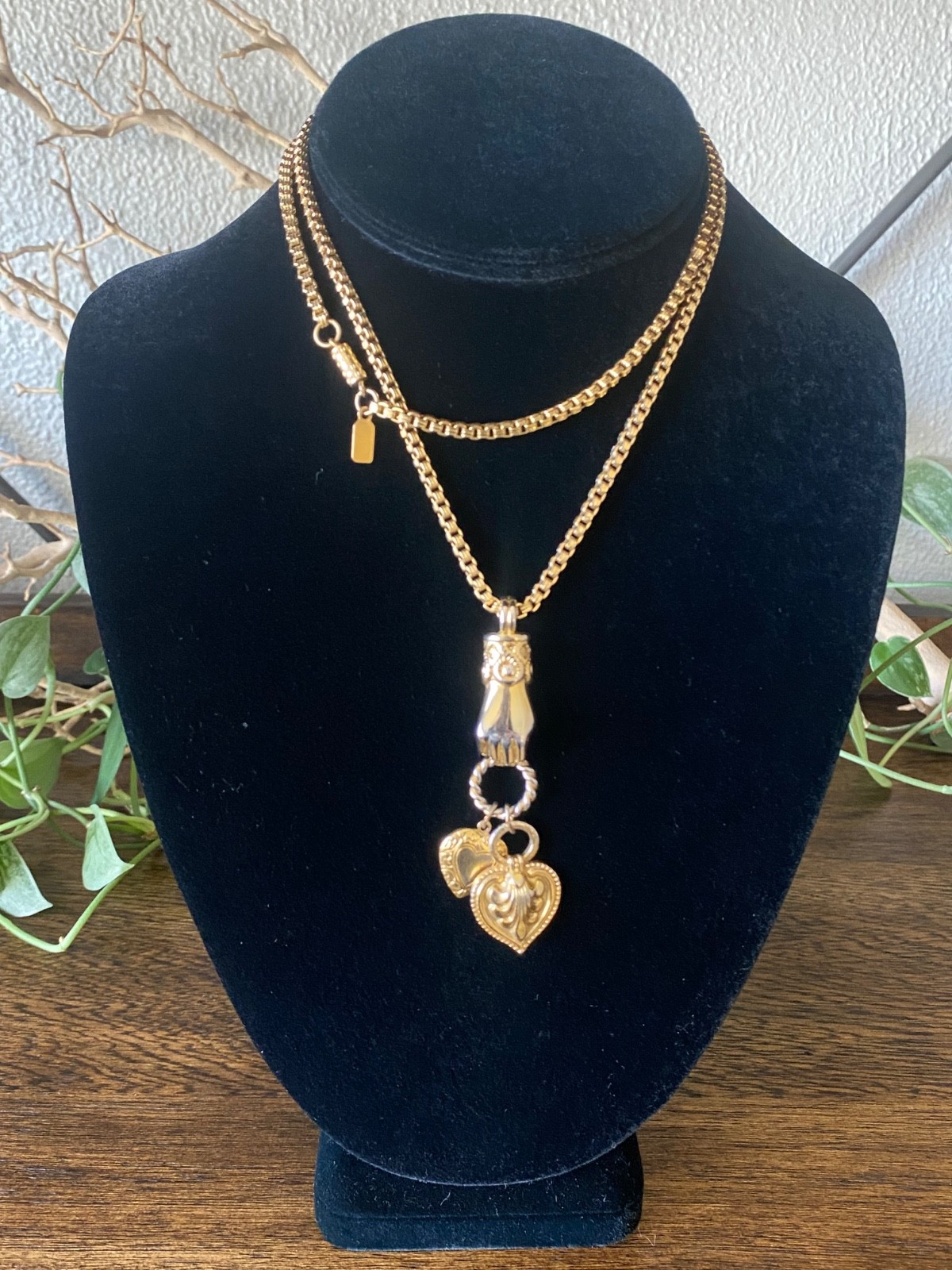 1928 Gold Tone Victorian Style Heart & Hand Pendent Necklace