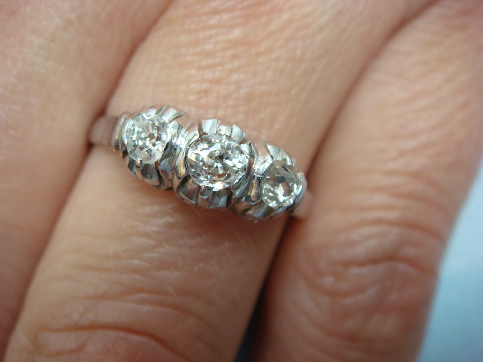 ANTIQUE 18 KT GOLD 3 OLD MINE CUT DIAMONDS SMALL ART-DECO LADIES RING.2.4 GRAMS