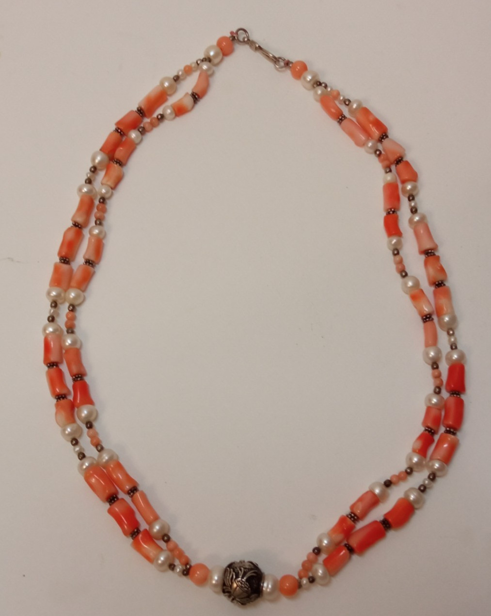 E5SE Vtg Pink Coral Pearl Necklace with Charm Clasp and Silver Balls 45cm