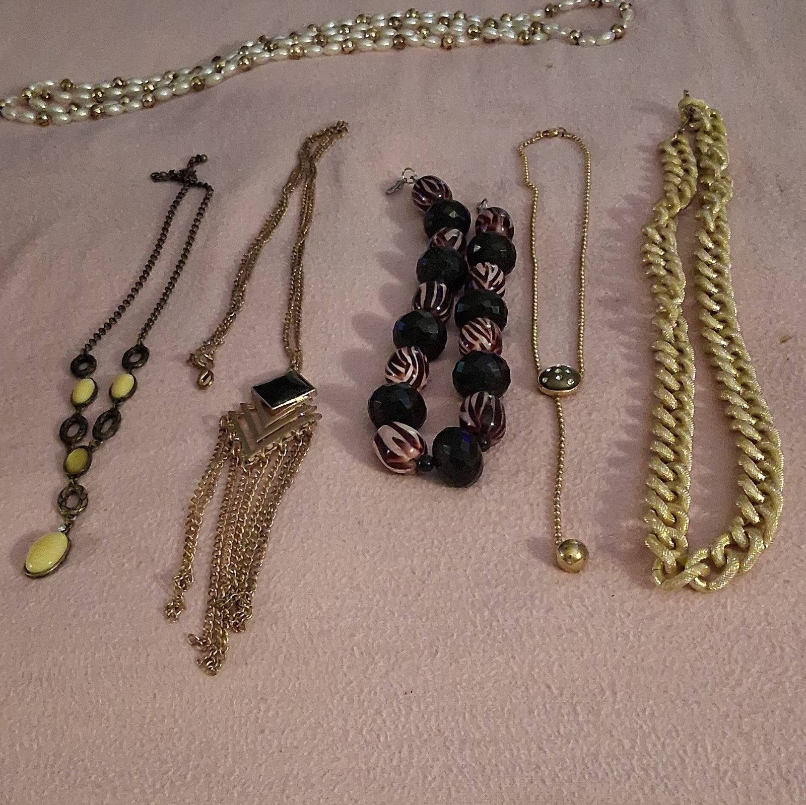 Women’s Fashion Mixed Jewelry Lot of 5- Necklaces/Chain/Bracelet Gold/Black