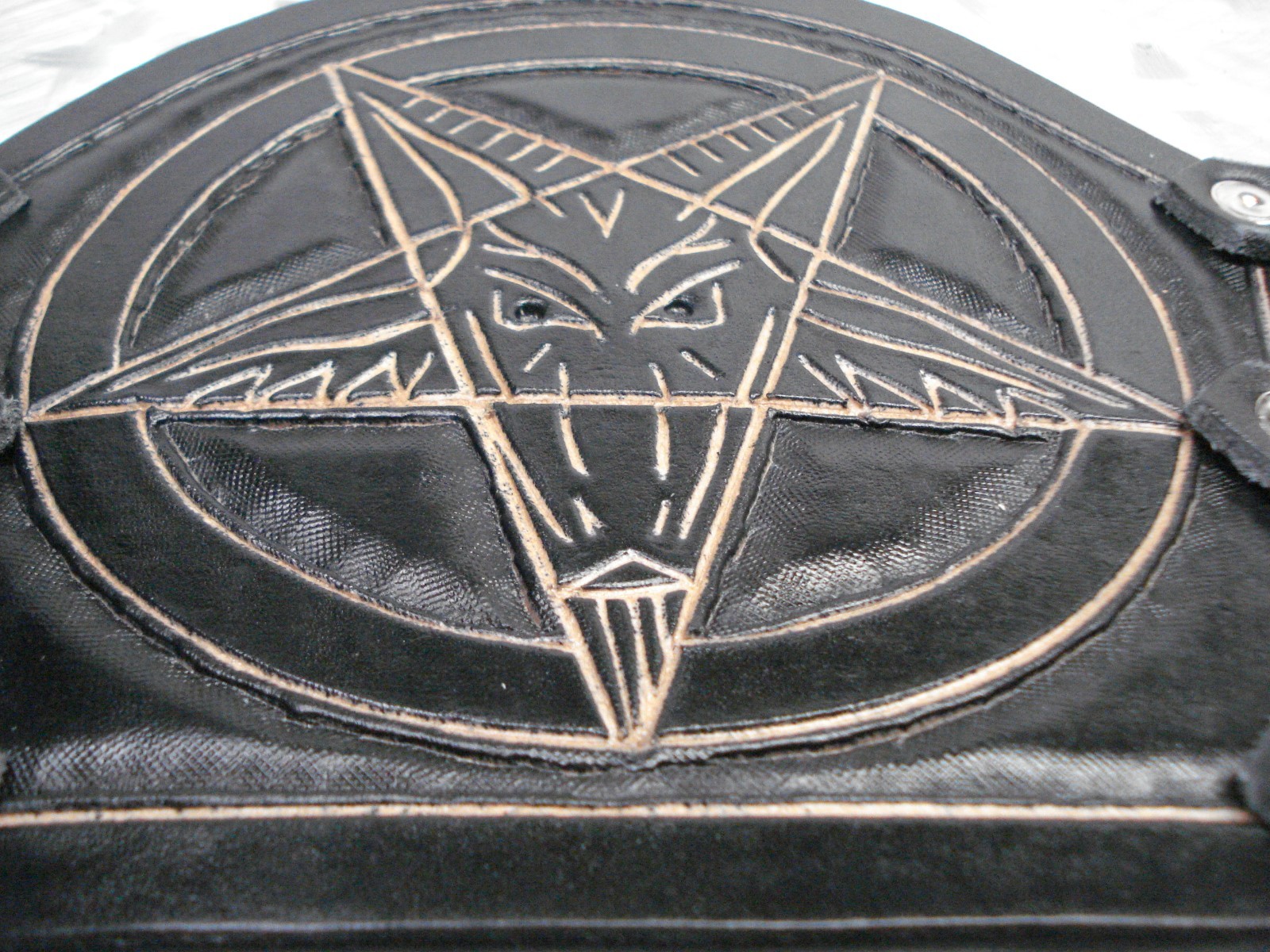 SETHERIAL.. LEATHER CARVED PENTAGRAM GAUNTLET. BLACK METAL (MDLG0329)