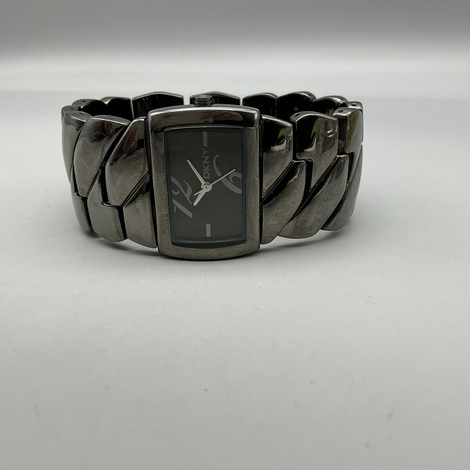 DKNY Womens Watch 33mm Silver Tone Stainless Bracelet W-2233 New Battery 7.5″