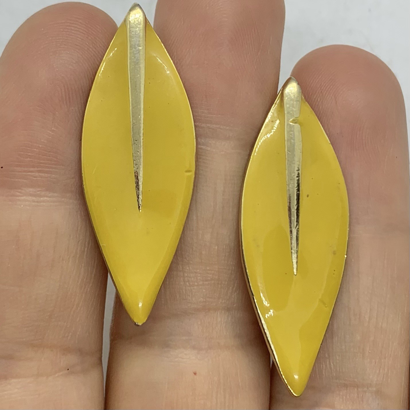 Vtg Retro Mustard Yellow Enamel Leaf Boho Earrings Drop Gold Tone Post