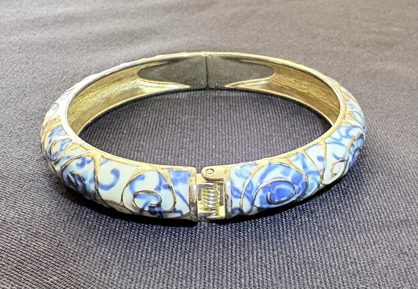 Blue & White Cloisonné Hinged Bracelet Swirl Design Gold Tone 8 1/4” Beautiful!