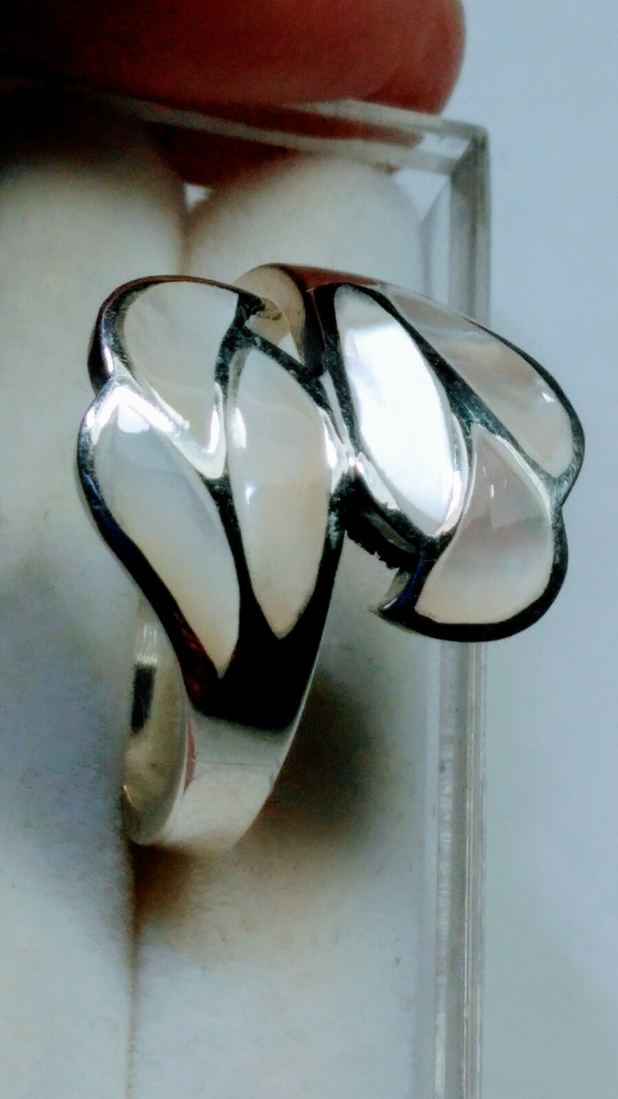 FETCHING STERLING SILVER .925 WITH MOP INLAYS DESIGNER RING IN SIZE 9.0-9.25