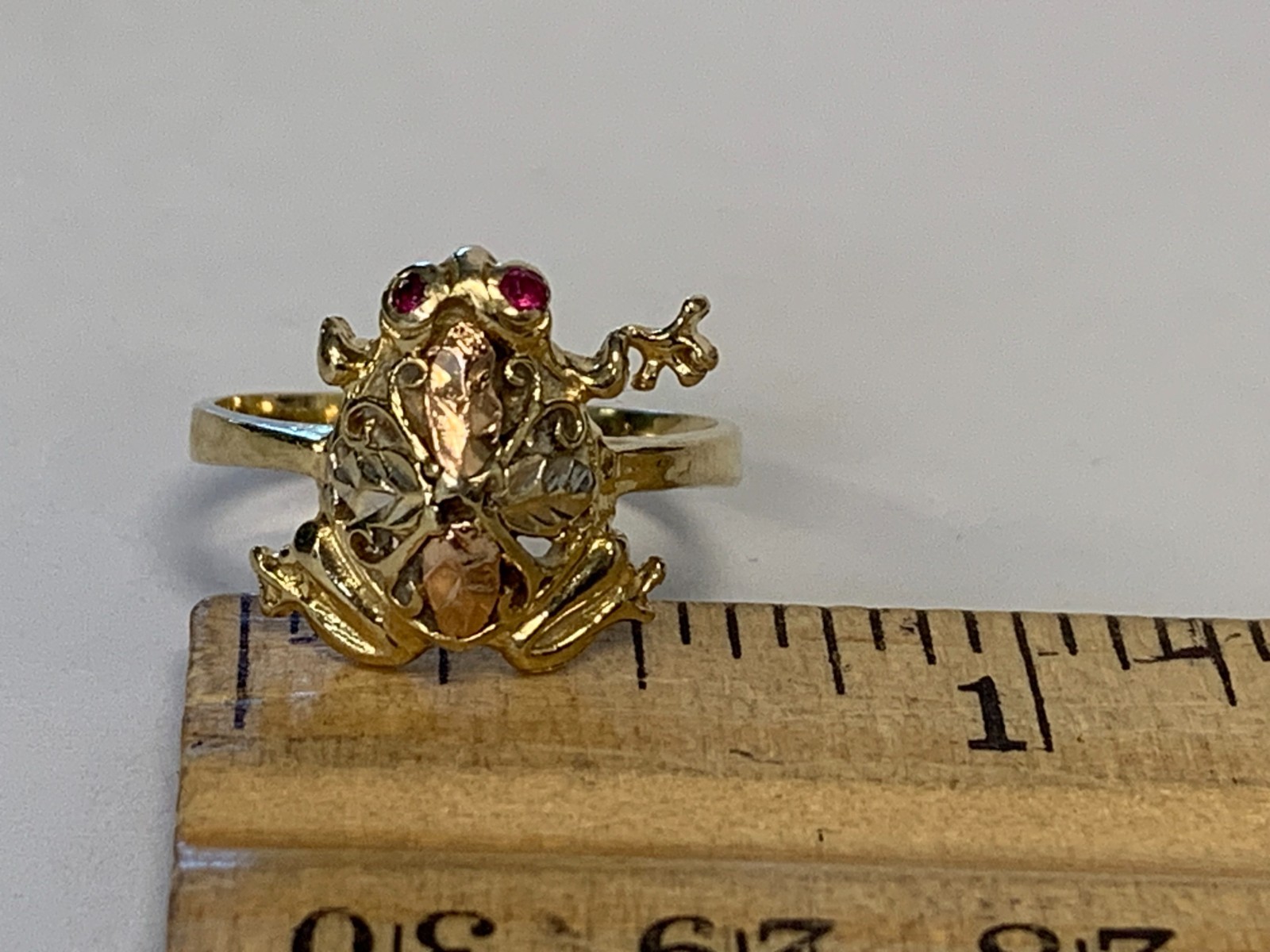 14K Yellow two tone Gold Frog Ring ruby eyes SZ 6.25 -3.2 grams-