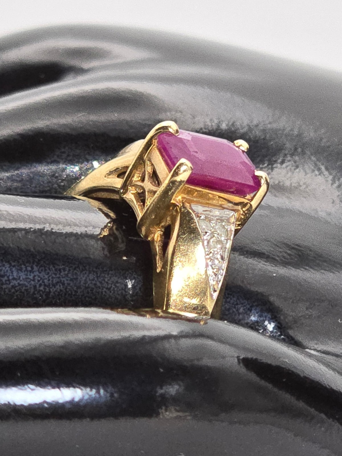 Monica Jain 10k Yellow Gold Sz 8 Emerald Cut Ruby Ring Diamond Accents 3.08g