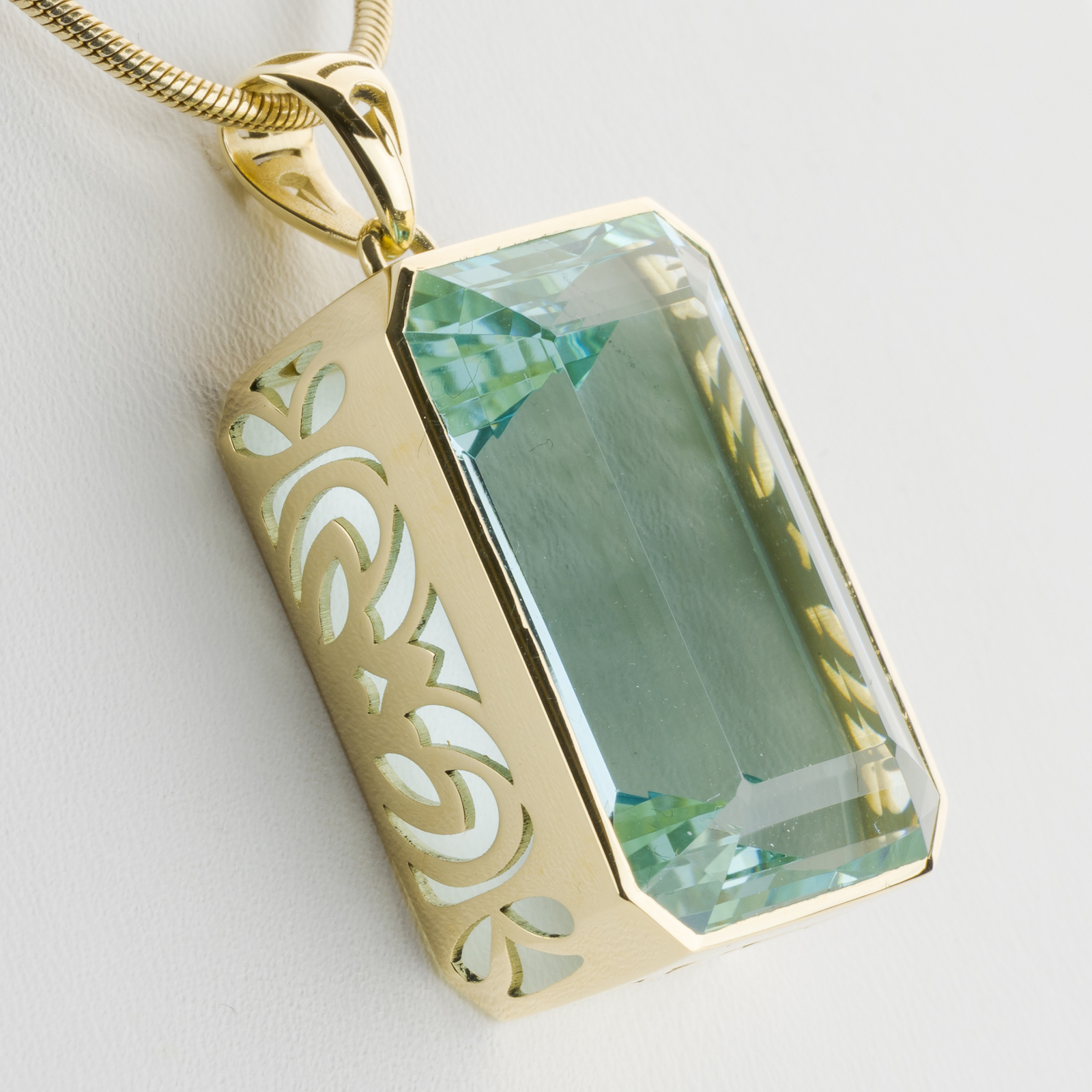 14k gold pendant with an aquamarine