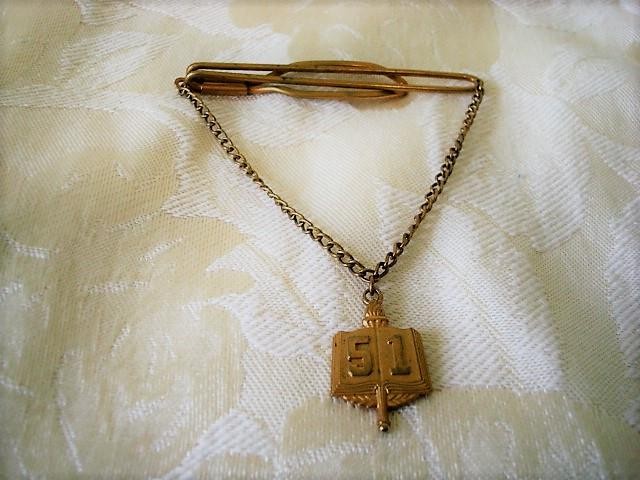 Vintage Gold Tone Tie Bar Clip Clasp With Chain 51 Pendant KJ